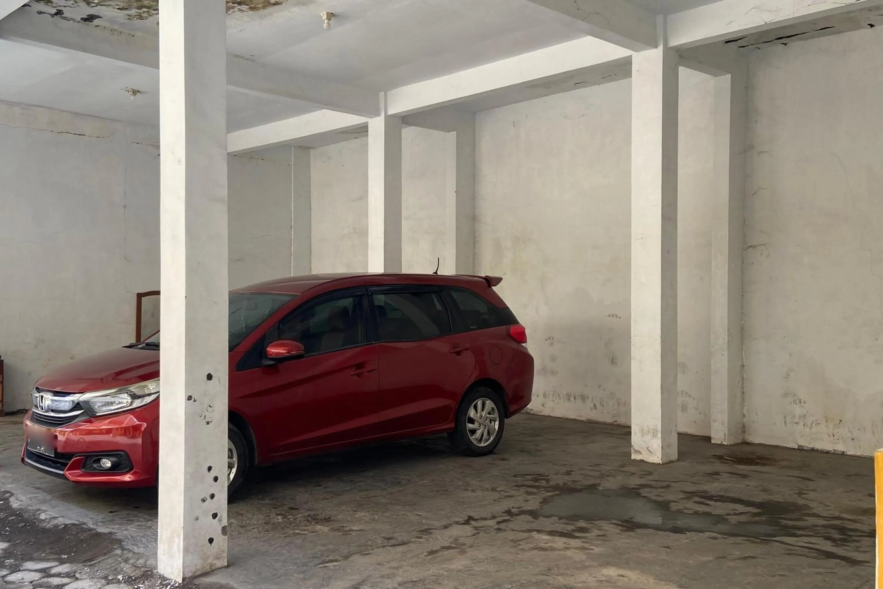 Parking in RedDoorz at Ratu Homestay Syariah Near Lippo Mall Banyuwangi