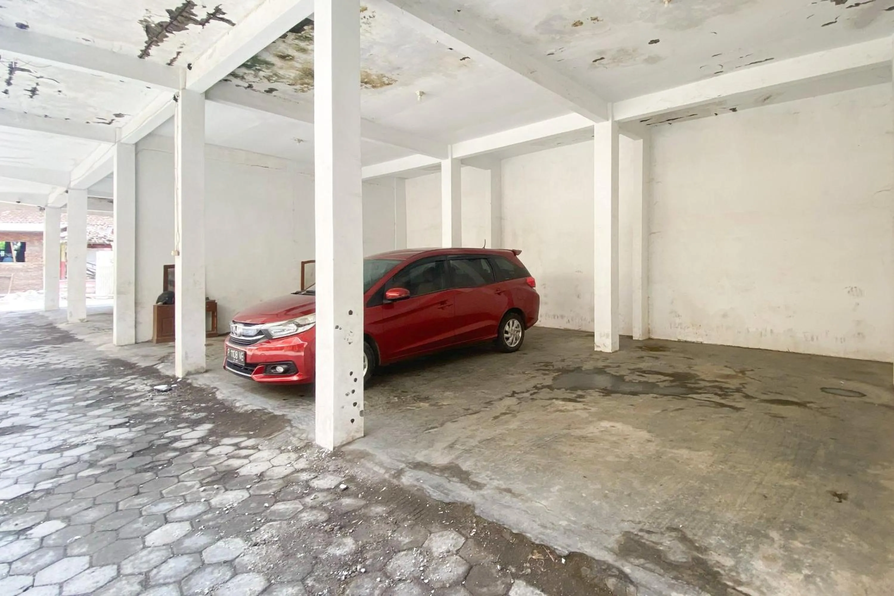 Parking in RedDoorz at Ratu Homestay Syariah Near Lippo Mall Banyuwangi
