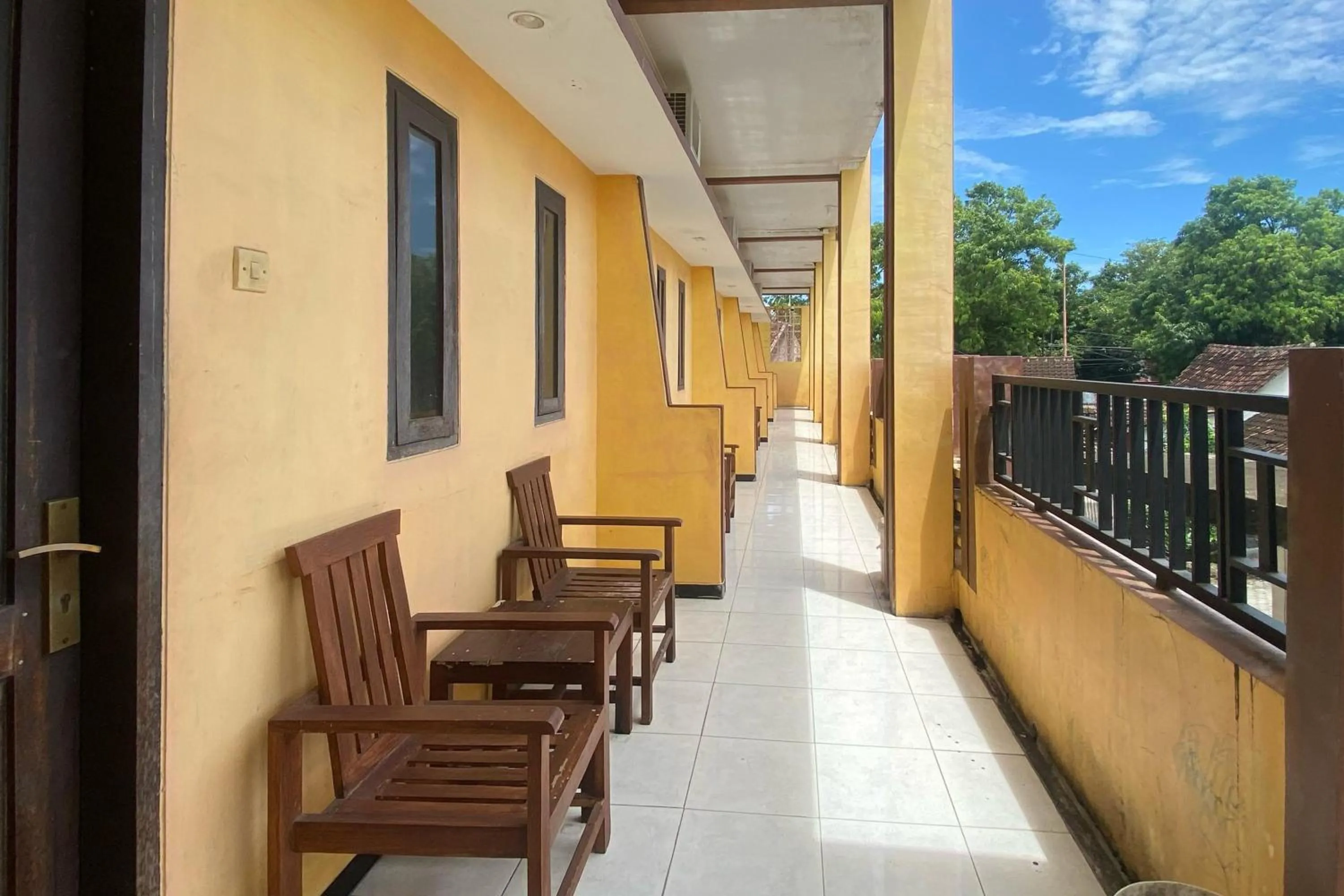Seating area in RedDoorz at Ratu Homestay Syariah Near Lippo Mall Banyuwangi