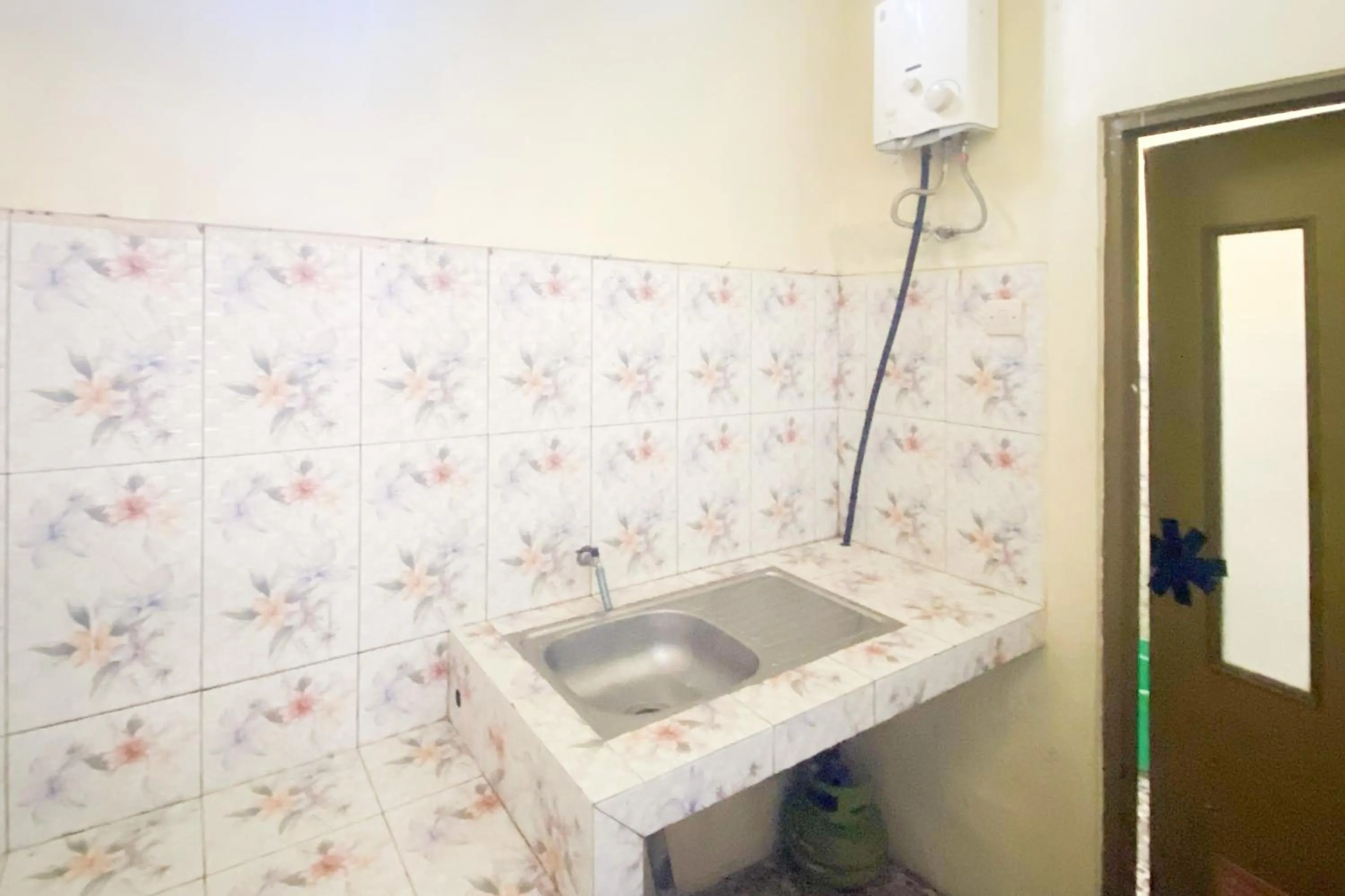 Property building in RedDoorz at Ratu Homestay Syariah Near Lippo Mall Banyuwangi