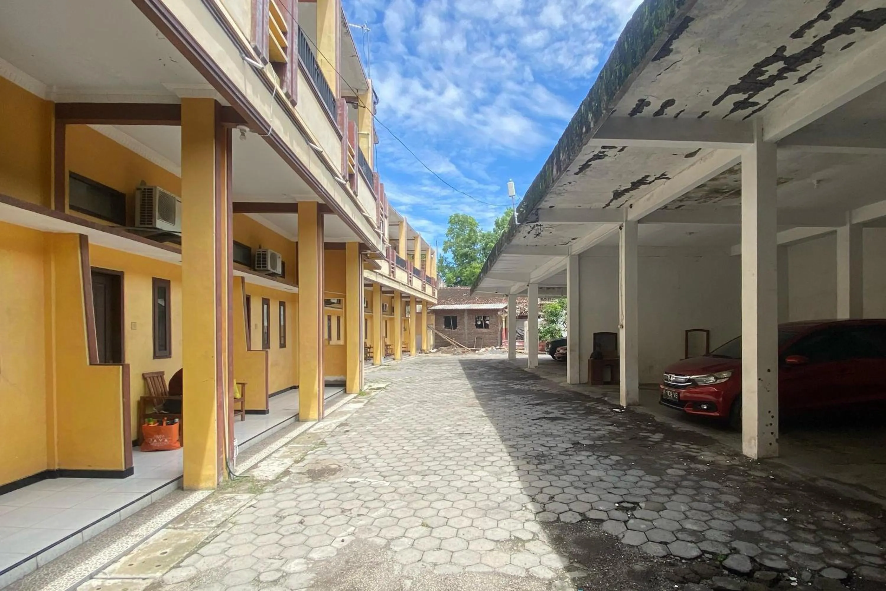 Parking in RedDoorz at Ratu Homestay Syariah Near Lippo Mall Banyuwangi