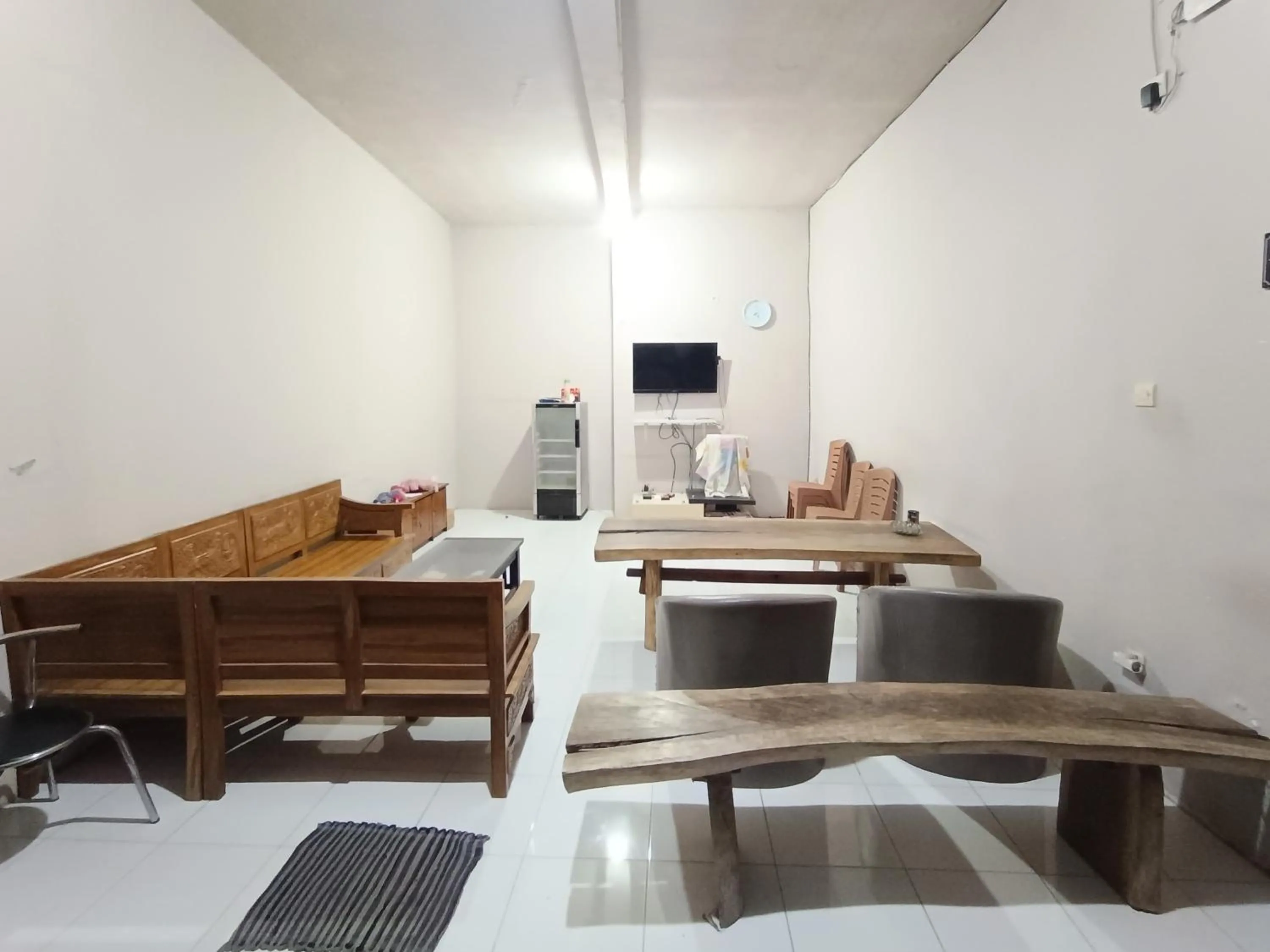 Seating area in RedDoorz at Ratu Homestay Syariah Near Lippo Mall Banyuwangi