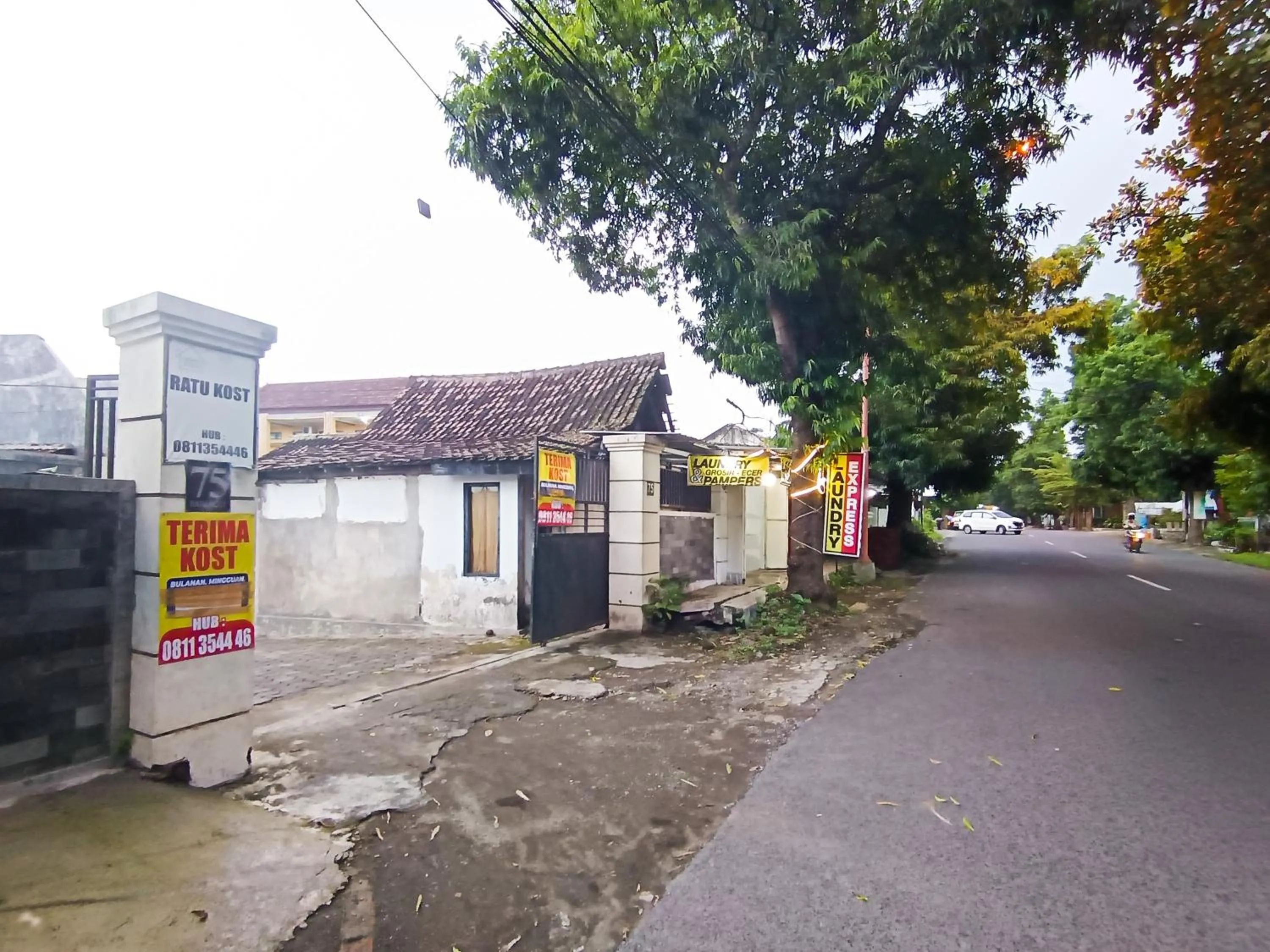 Facade/entrance in RedDoorz at Ratu Homestay Syariah Near Lippo Mall Banyuwangi