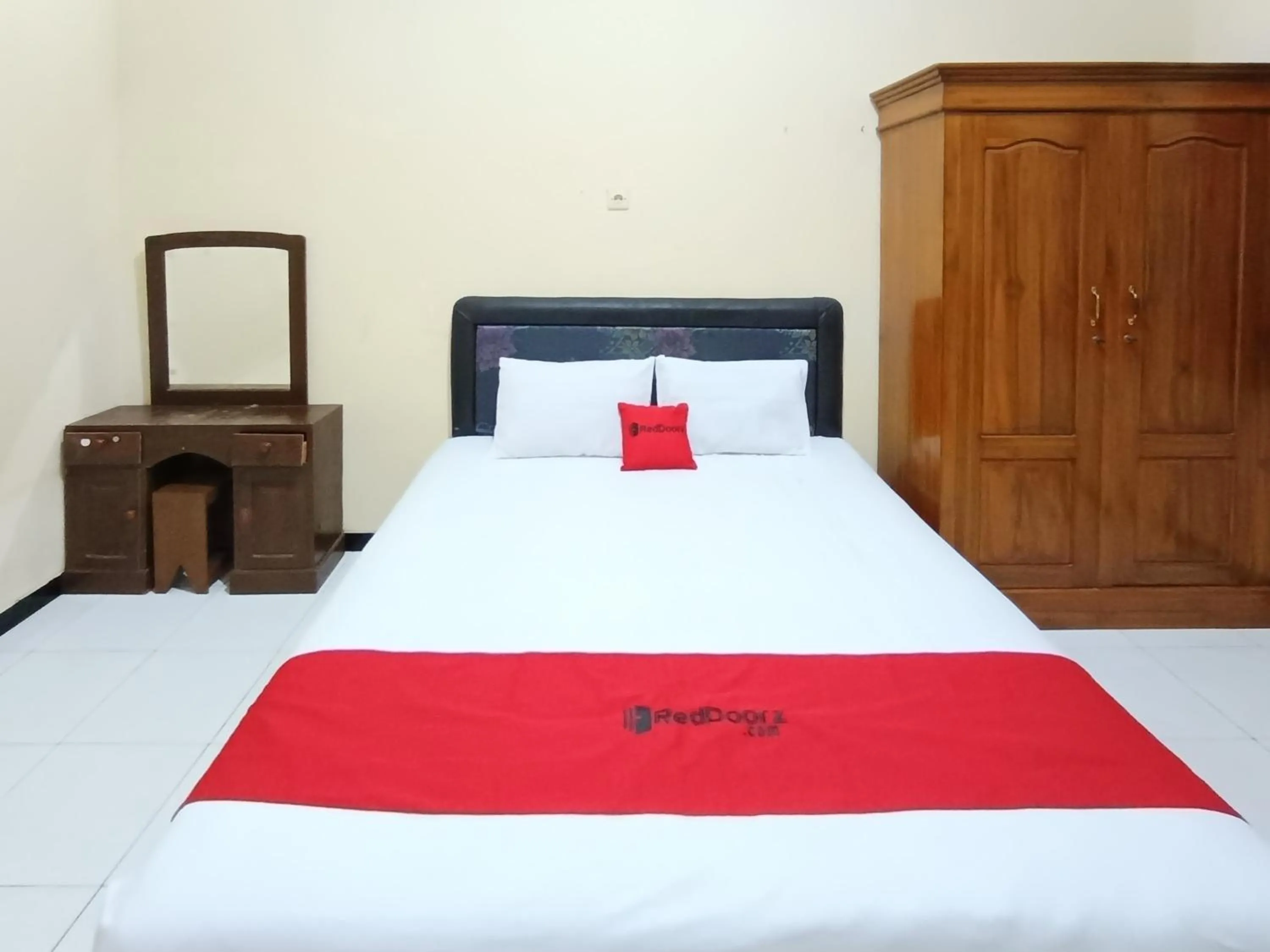 Bedroom, Bed in RedDoorz at Ratu Homestay Syariah Near Lippo Mall Banyuwangi