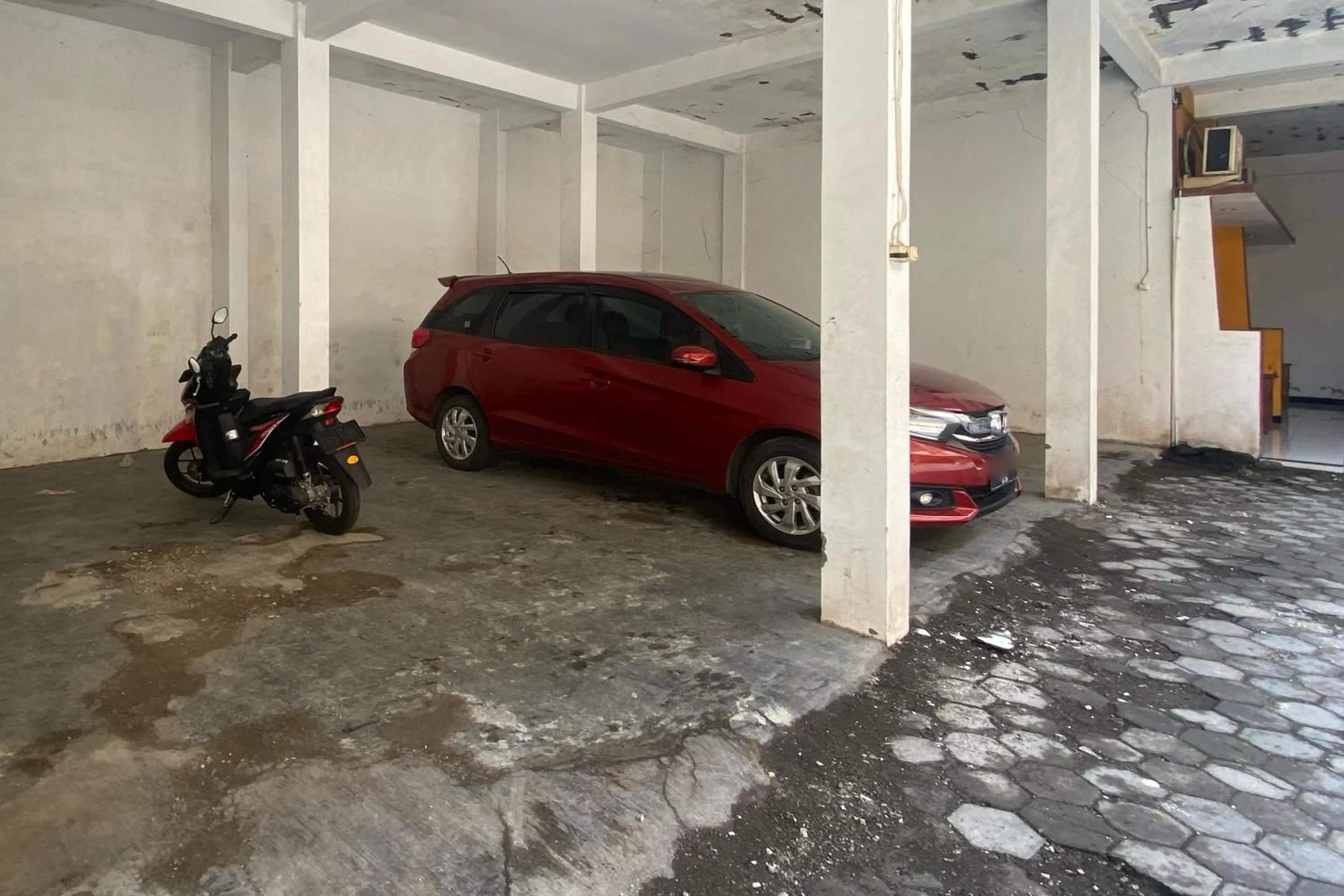 Parking in RedDoorz at Ratu Homestay Syariah Near Lippo Mall Banyuwangi