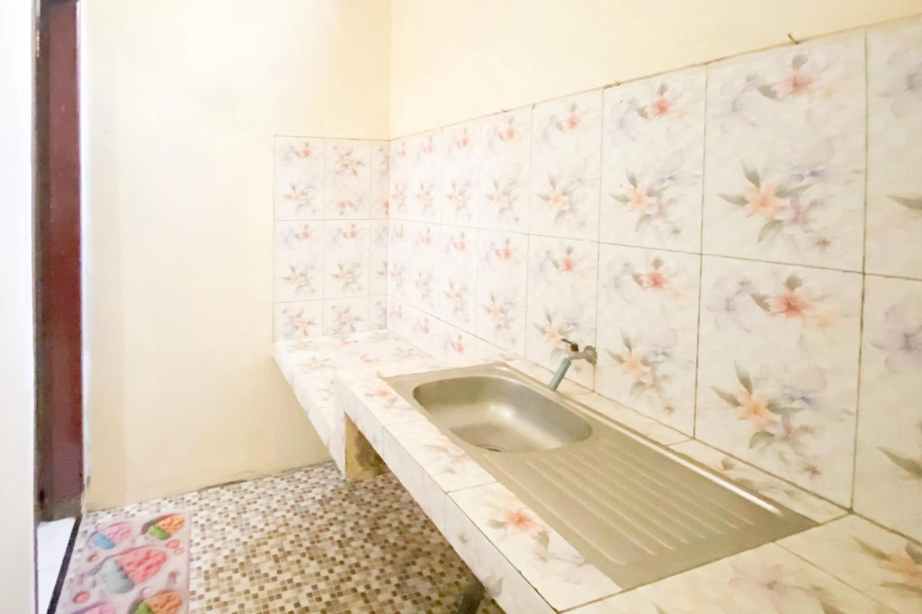 Property building in RedDoorz at Ratu Homestay Syariah Near Lippo Mall Banyuwangi