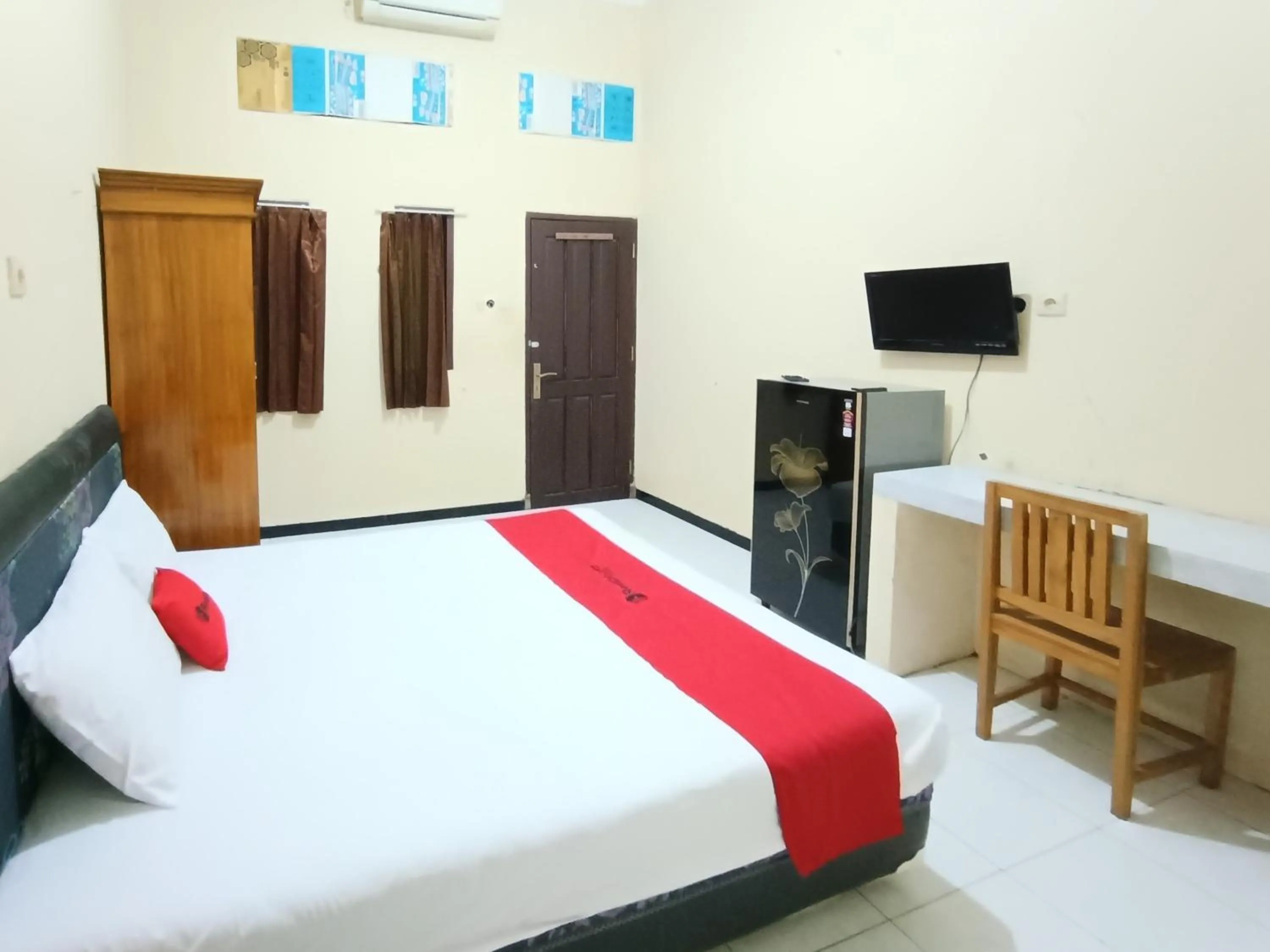 Bedroom, Bed in RedDoorz at Ratu Homestay Syariah Near Lippo Mall Banyuwangi