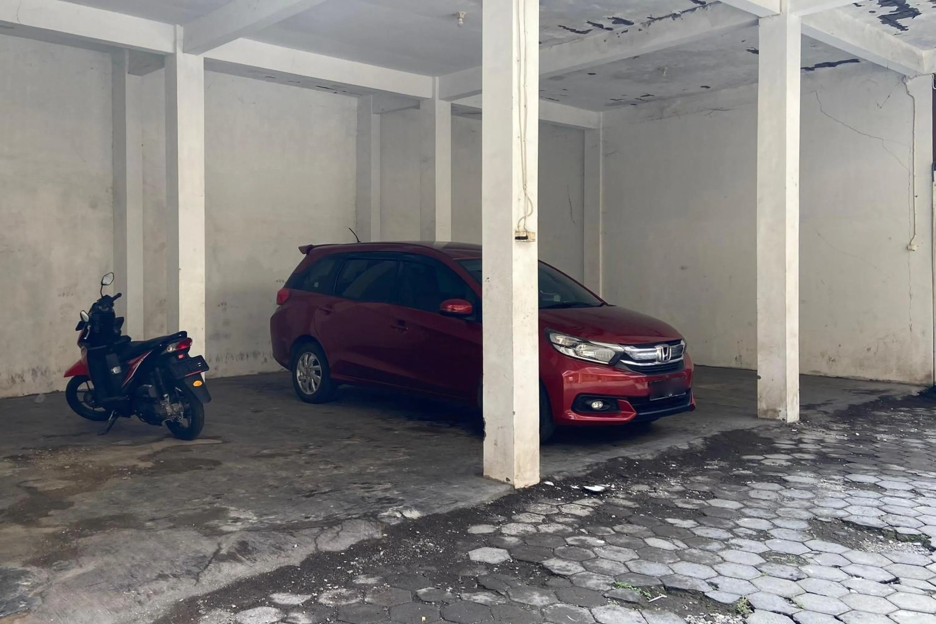 Parking in RedDoorz at Ratu Homestay Syariah Near Lippo Mall Banyuwangi