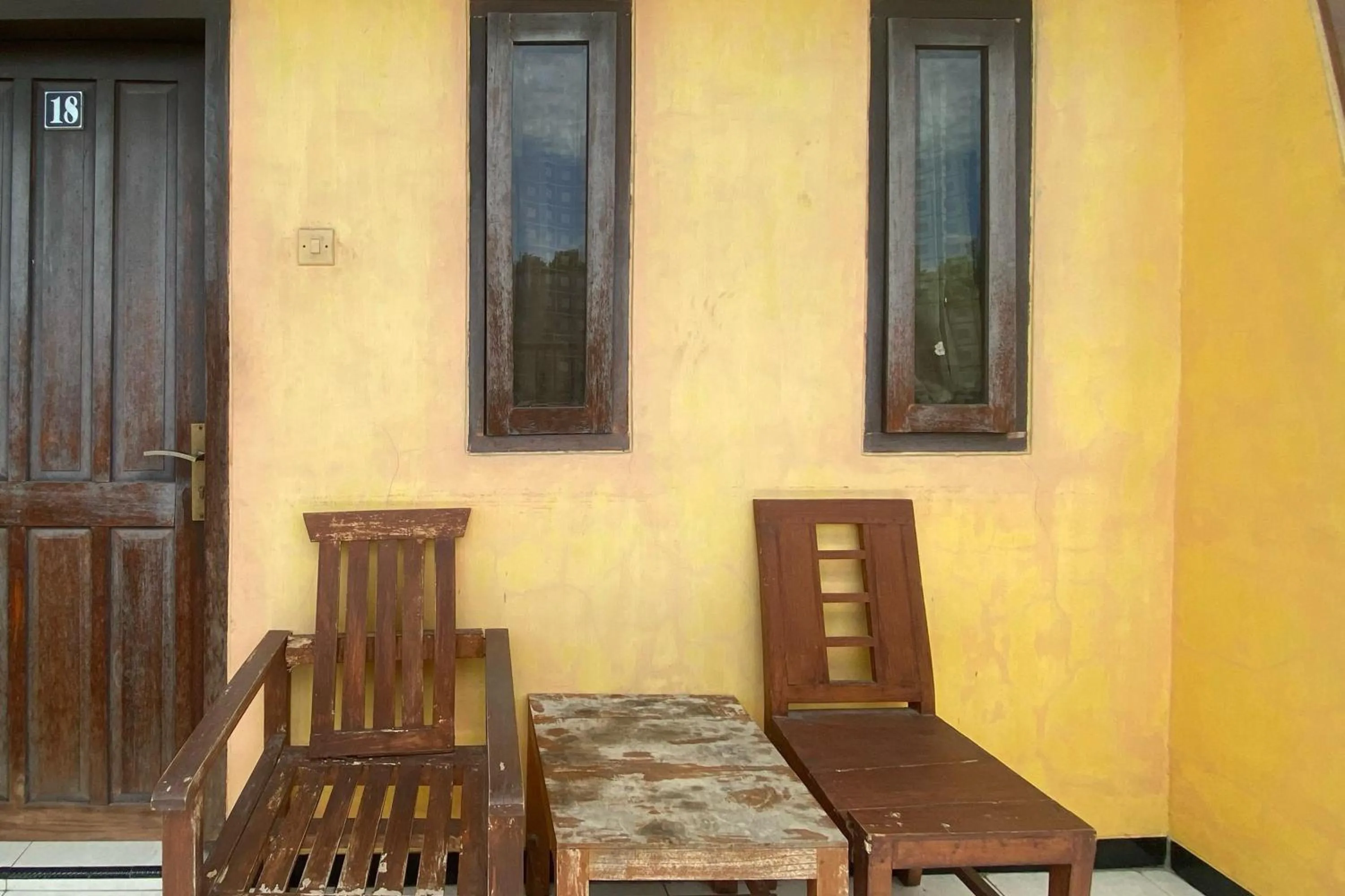 Seating area in RedDoorz at Ratu Homestay Syariah Near Lippo Mall Banyuwangi
