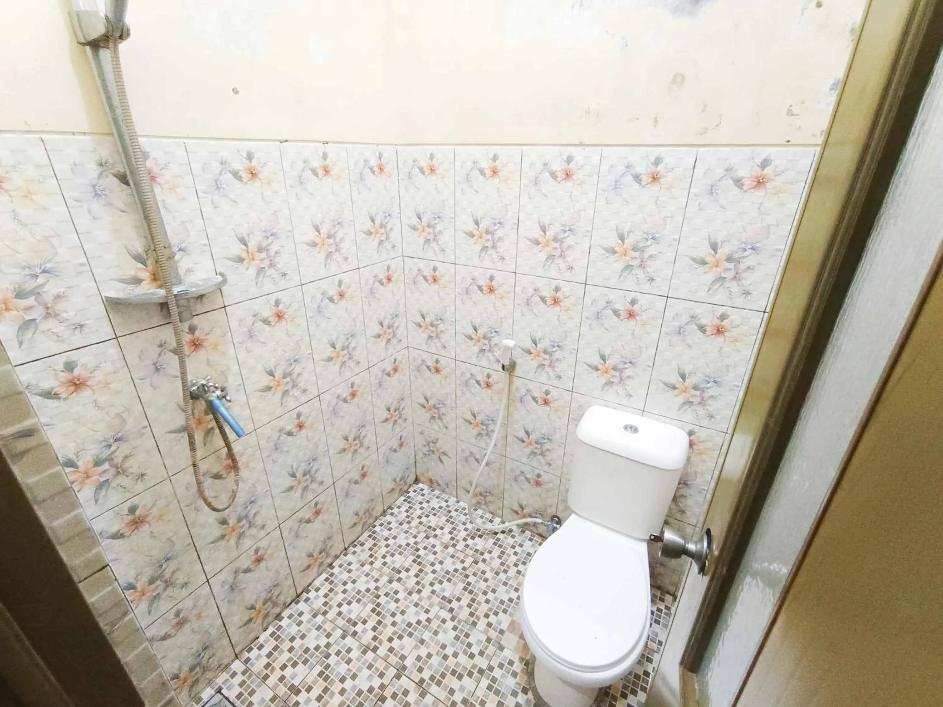 Bathroom in RedDoorz at Ratu Homestay Syariah Near Lippo Mall Banyuwangi