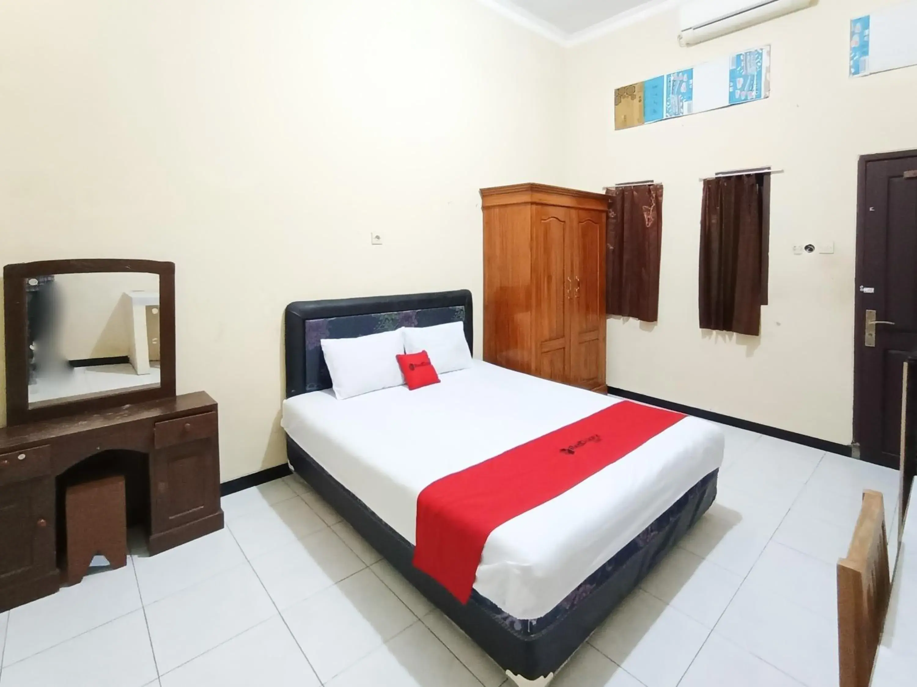 RedDoorz at Ratu Homestay Syariah Near Lippo Mall Banyuwangi RedDoorz at Ratu Homestay Syariah Near Lippo Mall Banyuwangi