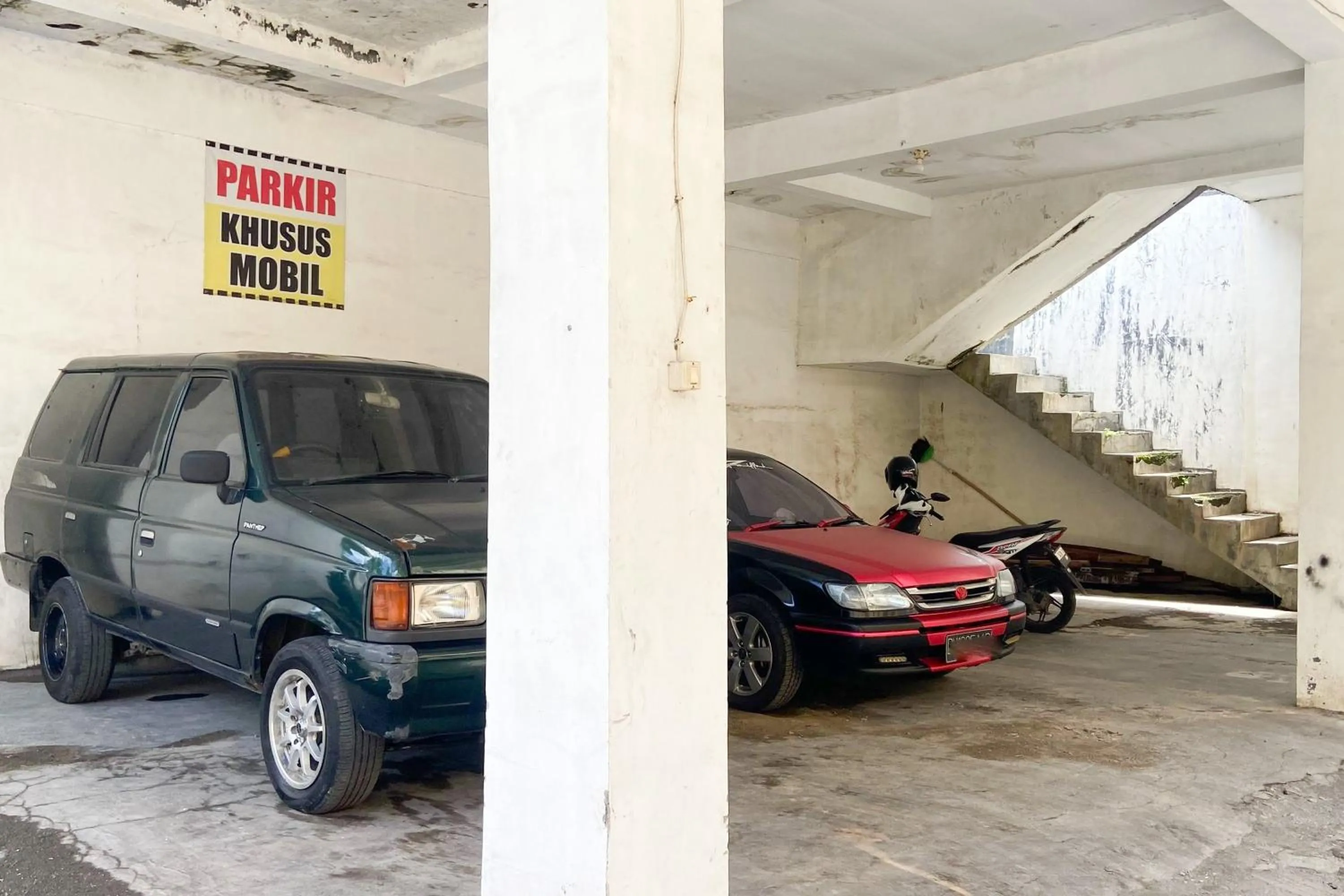 Parking in RedDoorz at Ratu Homestay Syariah Near Lippo Mall Banyuwangi
