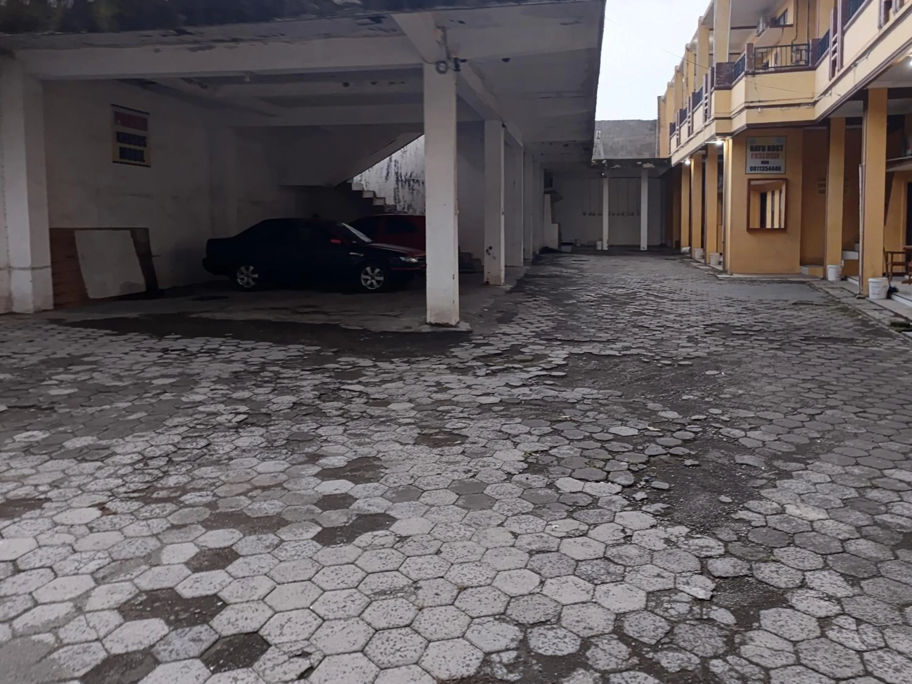 Parking in RedDoorz at Ratu Homestay Syariah Near Lippo Mall Banyuwangi
