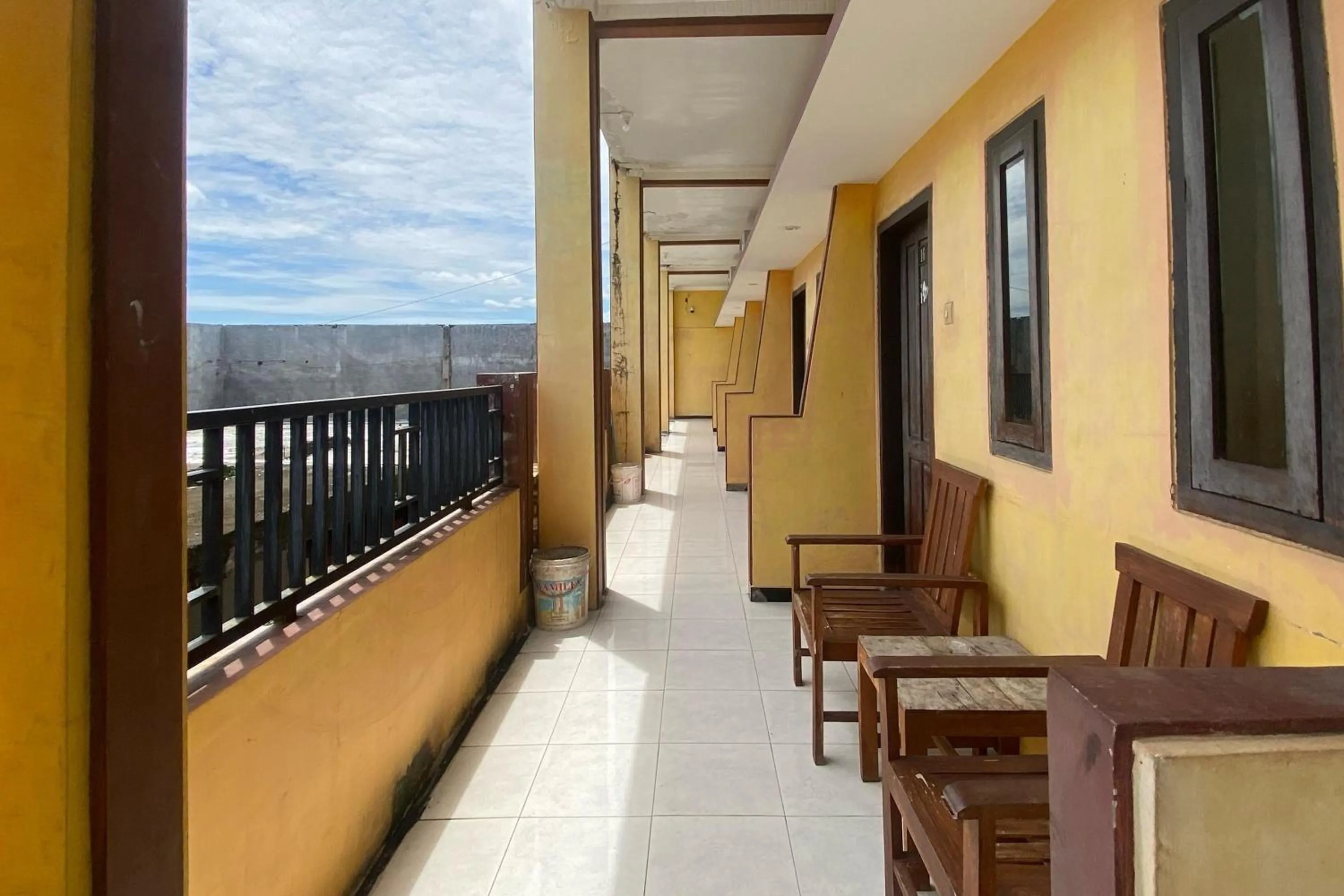 Seating area in RedDoorz at Ratu Homestay Syariah Near Lippo Mall Banyuwangi