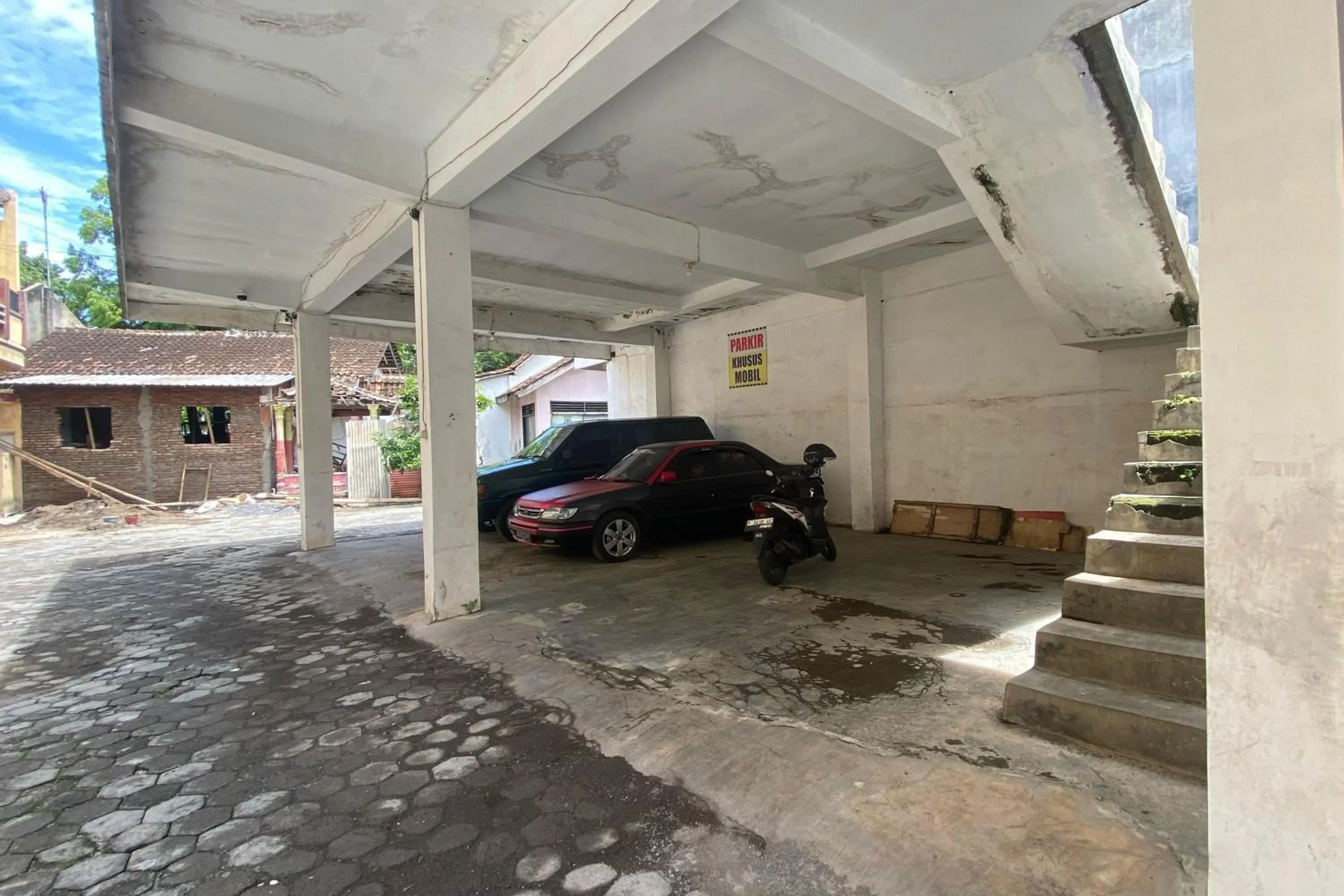 Parking in RedDoorz at Ratu Homestay Syariah Near Lippo Mall Banyuwangi
