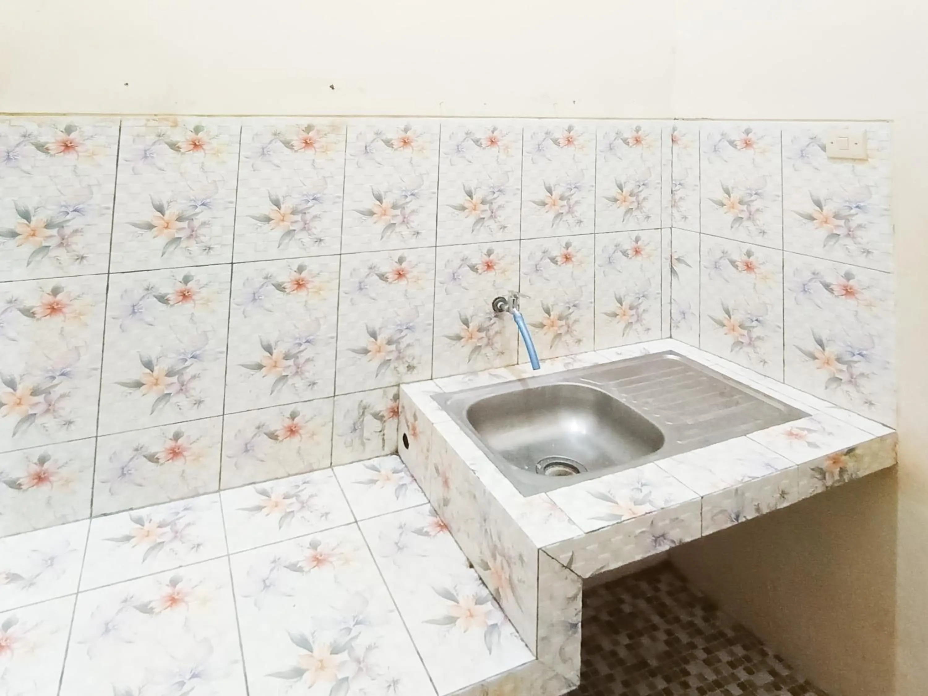 Property building in RedDoorz at Ratu Homestay Syariah Near Lippo Mall Banyuwangi