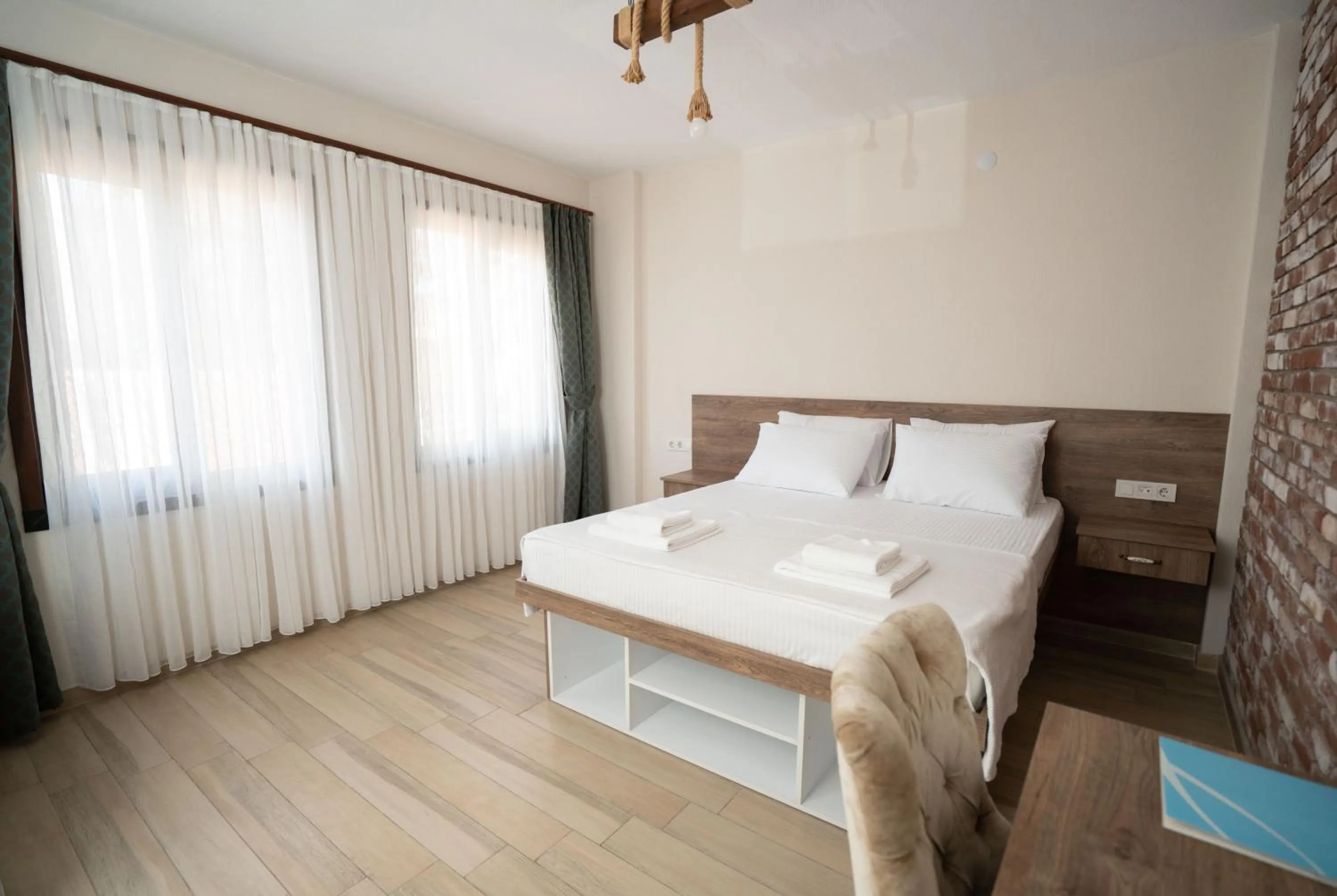 Photo of the whole room, Bed in Harakop Otel