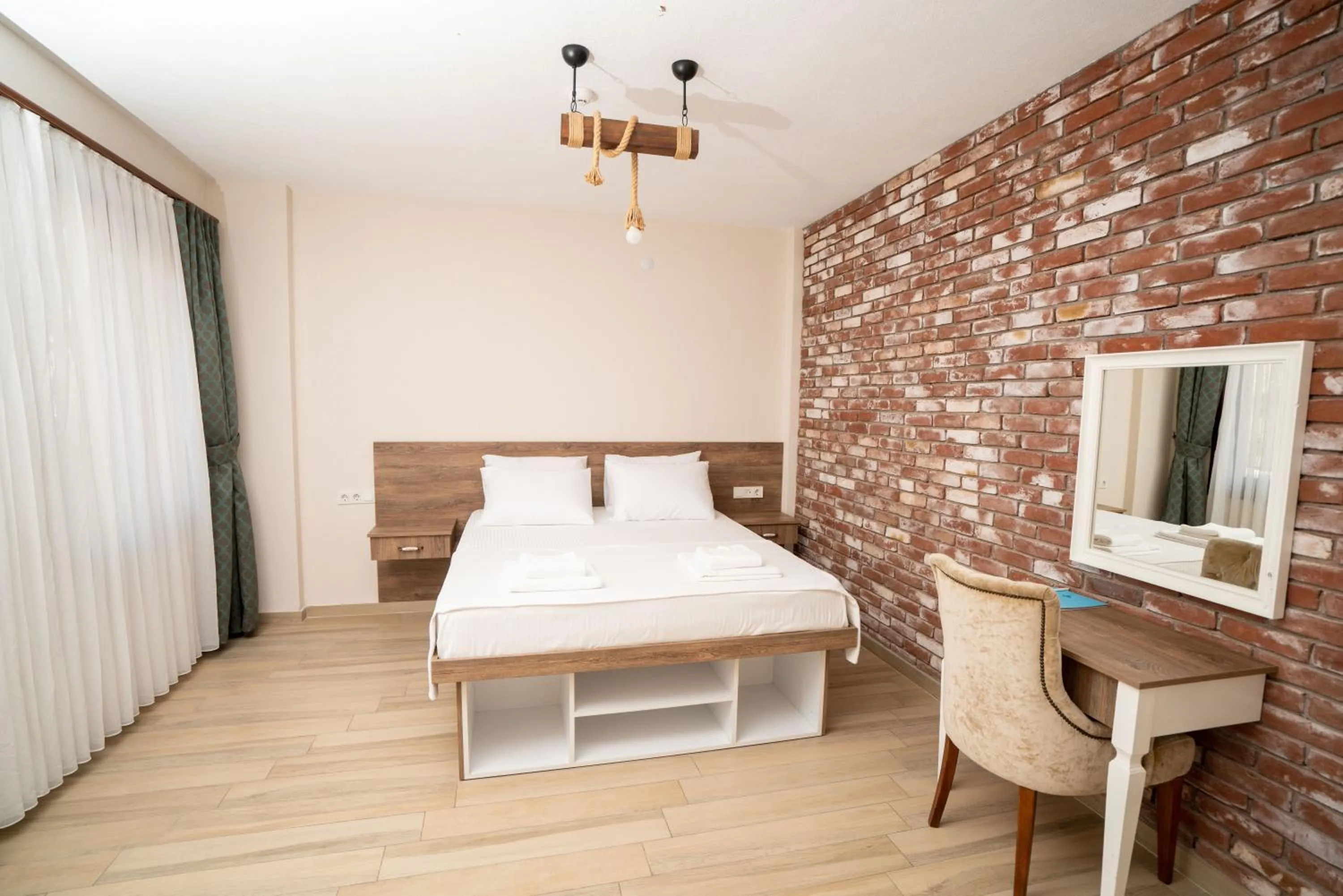 Photo of the whole room, Bed in Harakop Otel