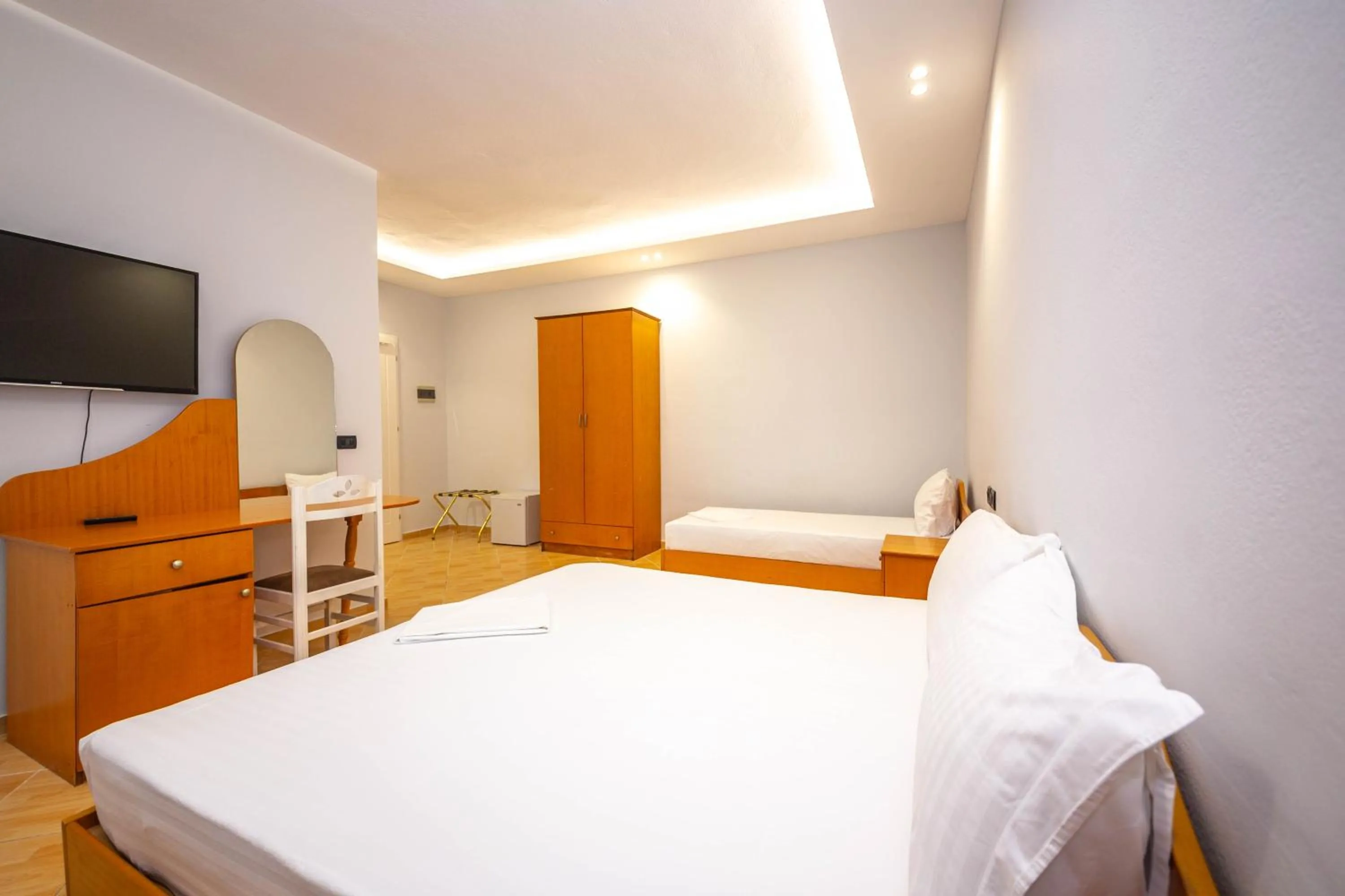 Deluxe Triple Room with Balcony and Side Sea View in Hotel Sea Breeze