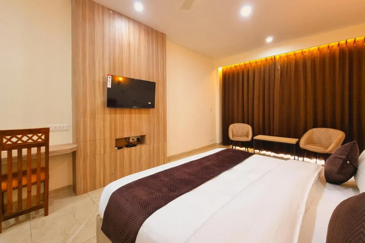 Living room, Bed in Hotel Pines & Peaks Dalhousie