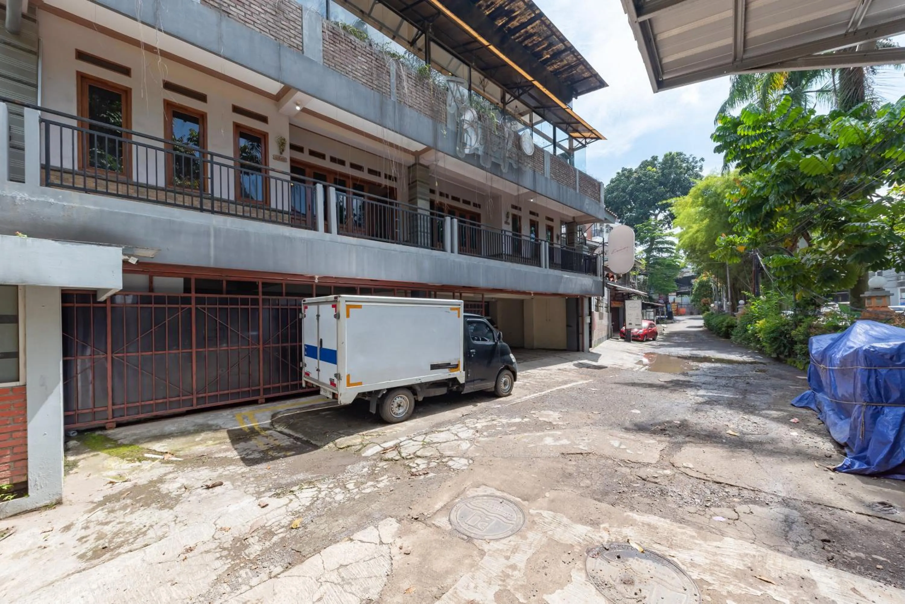 Parking in Sans Stay Skyland Pasteur Bandung