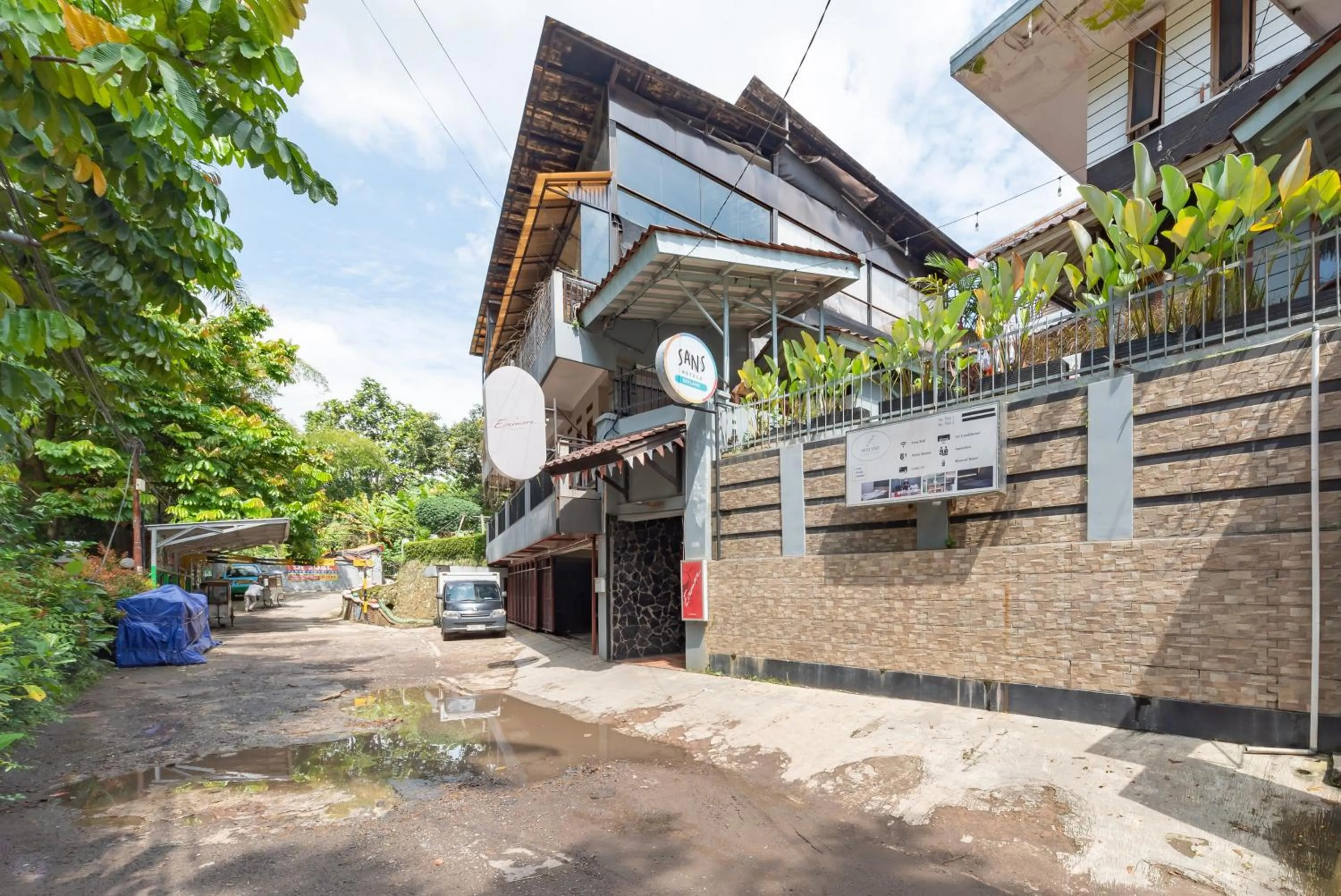 Facade/entrance in Sans Stay Skyland Pasteur Bandung