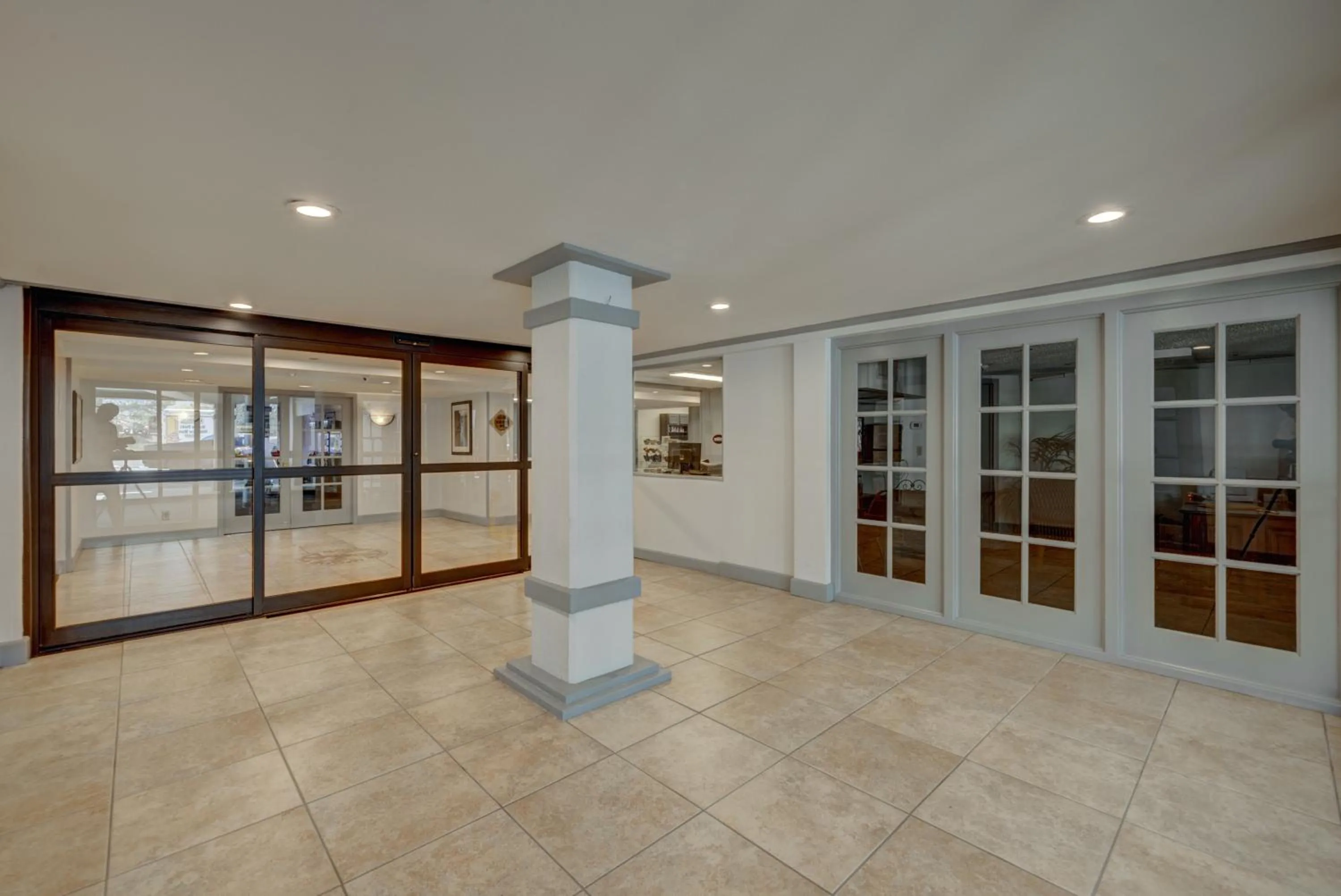 Facade/entrance in Riverside Hotel