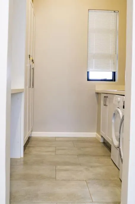 washing machine in 124 Platinum Peak ,Victoria Falls