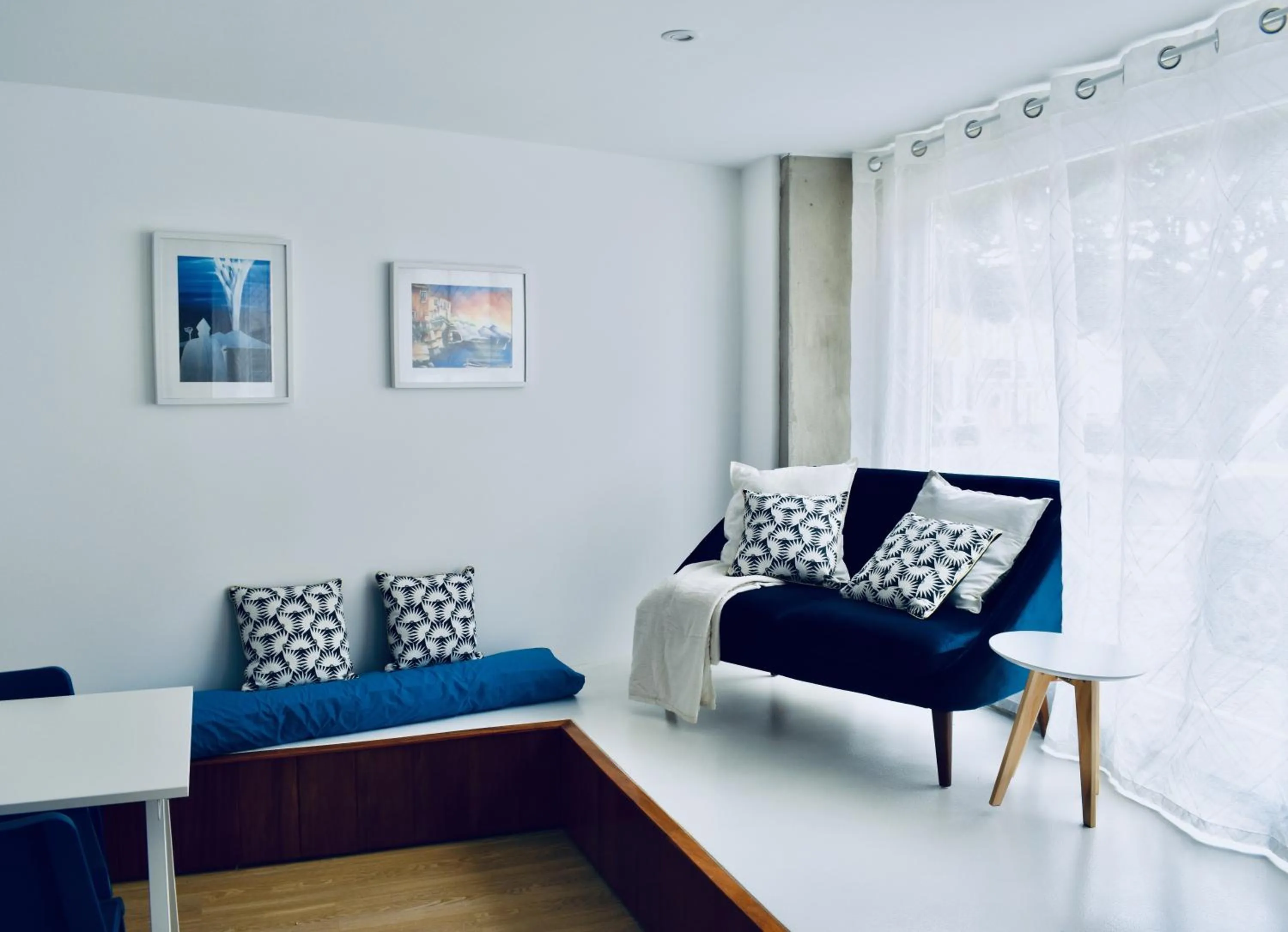 Communal lounge/ TV room in Partenope Hostel and Suites