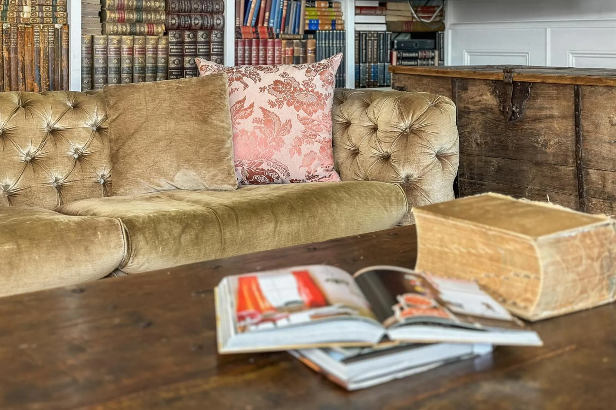 Living room in Freemans Bay Home by Urban Rest