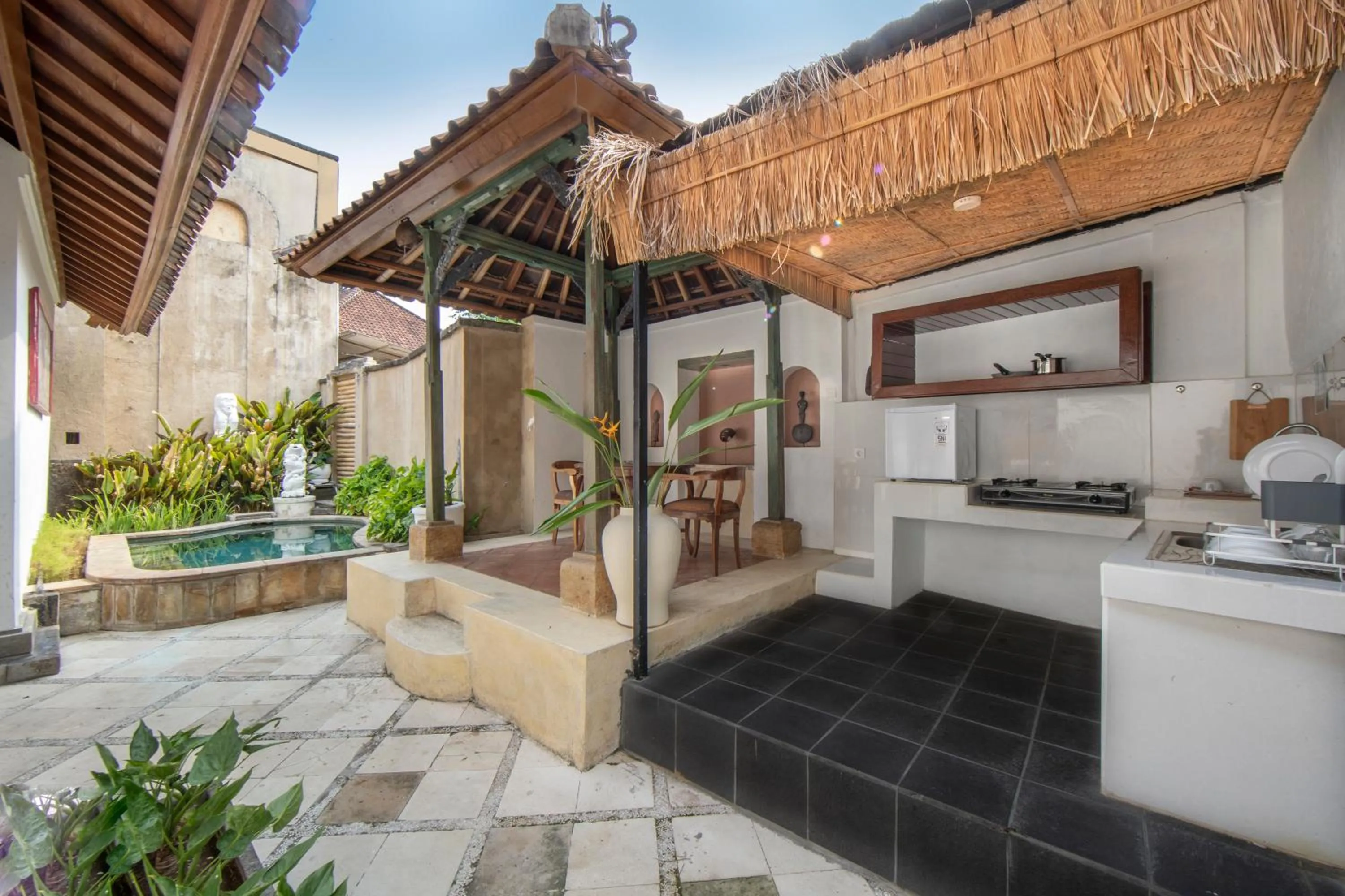 Kitchen or kitchenette in Alam Puri Art Museum and Villas