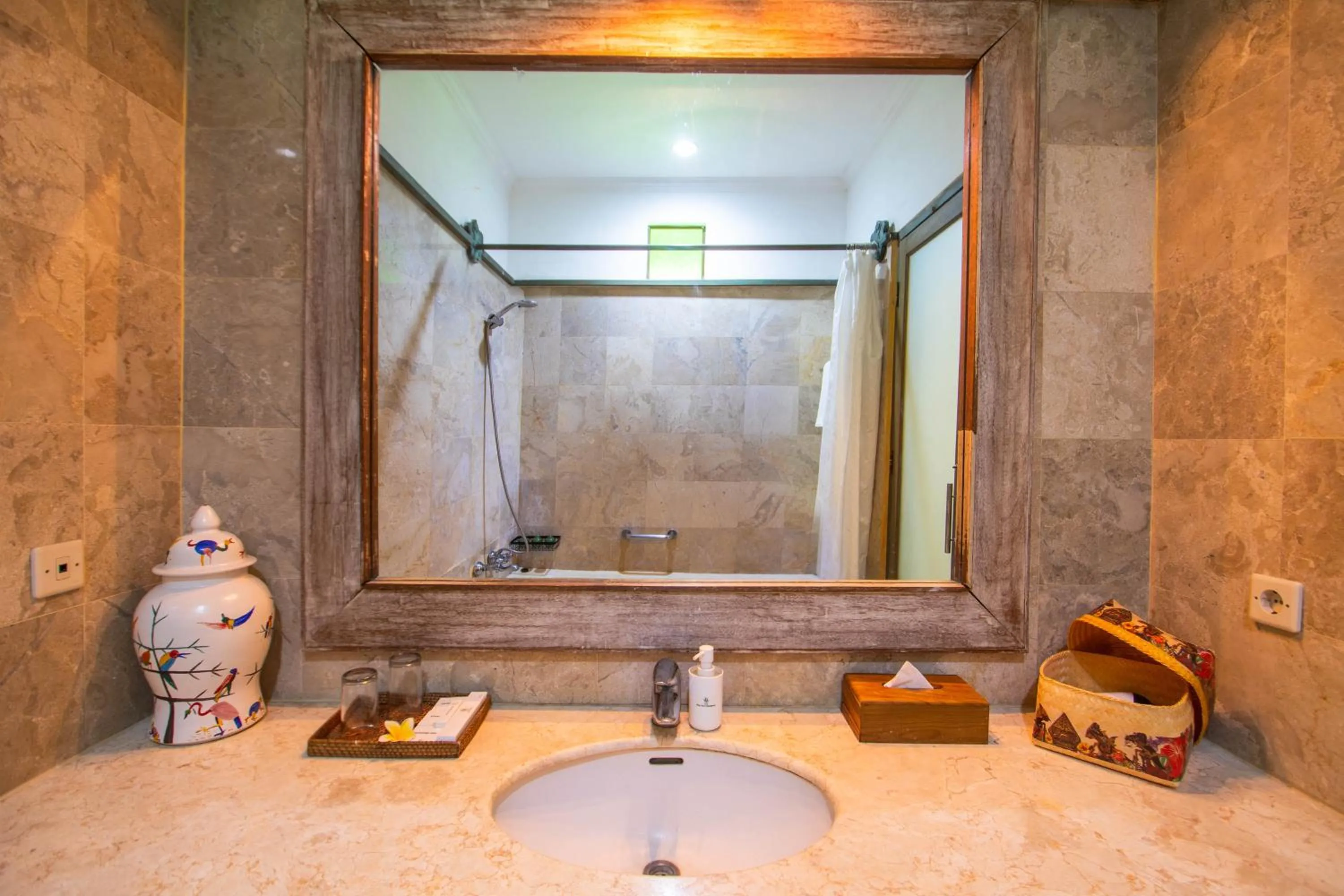Bathroom in Alam Puri Art Museum and Villas
