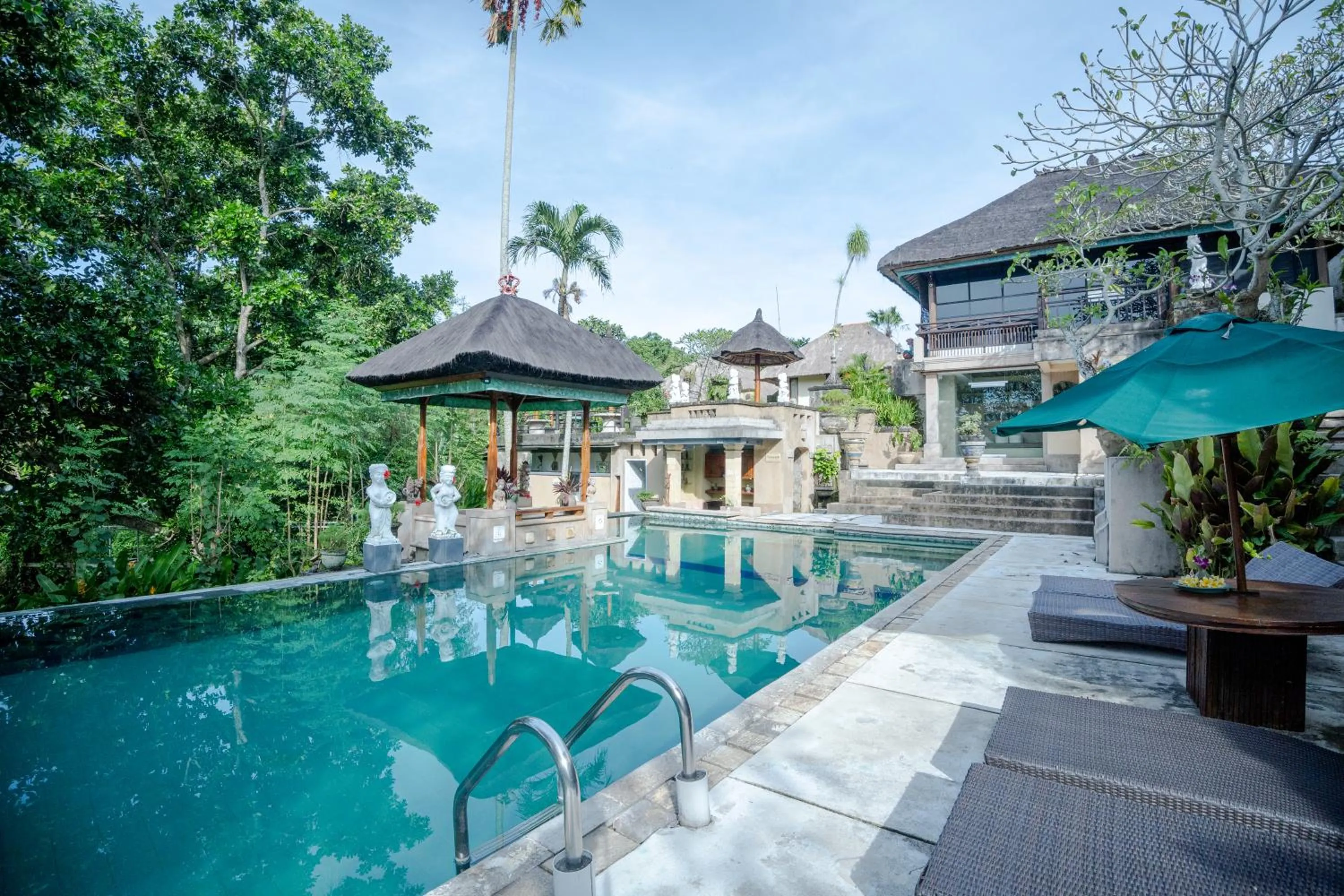 Swimming pool in Alam Puri Art Museum and Villas