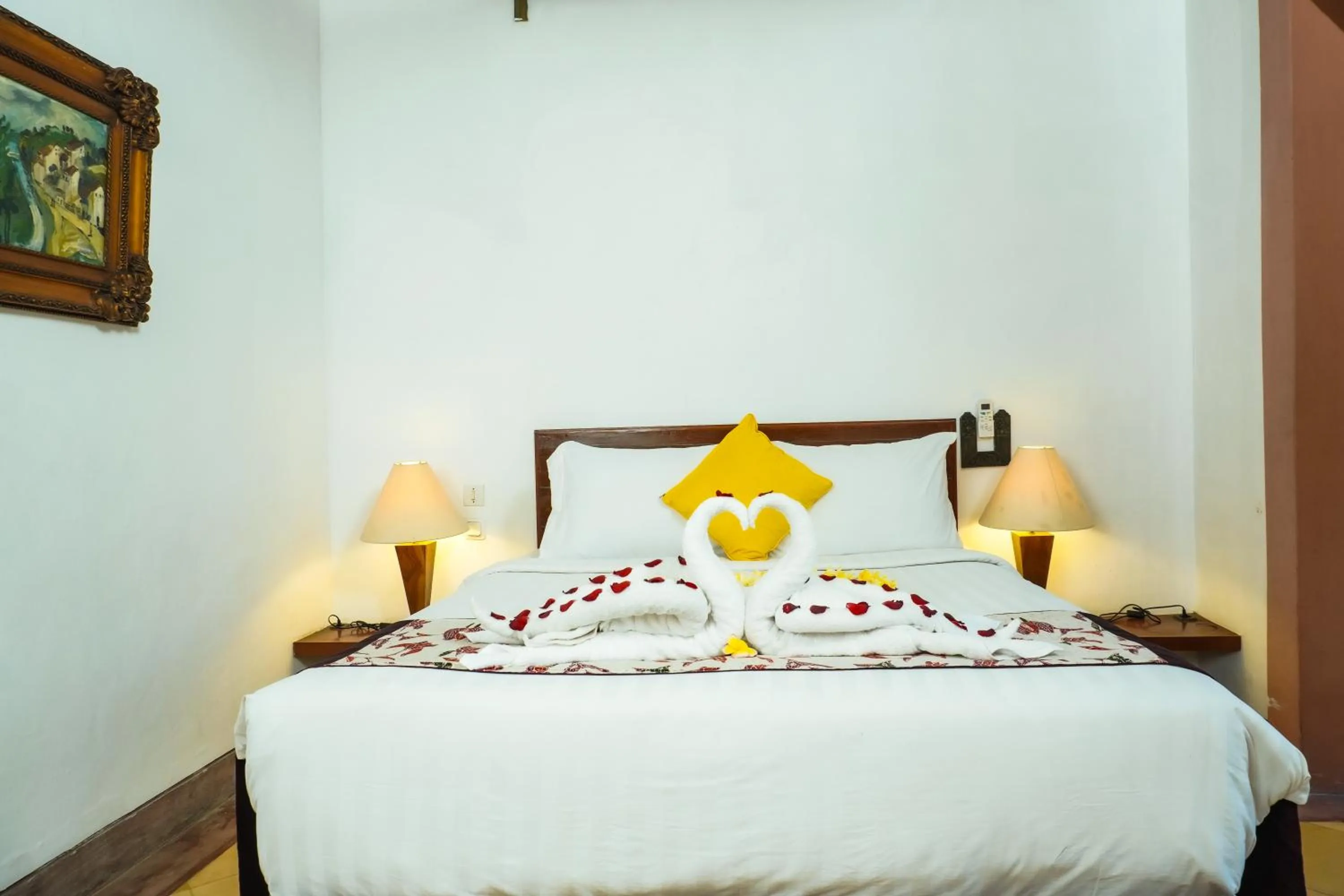 Bed in Alam Puri Art Museum and Villas