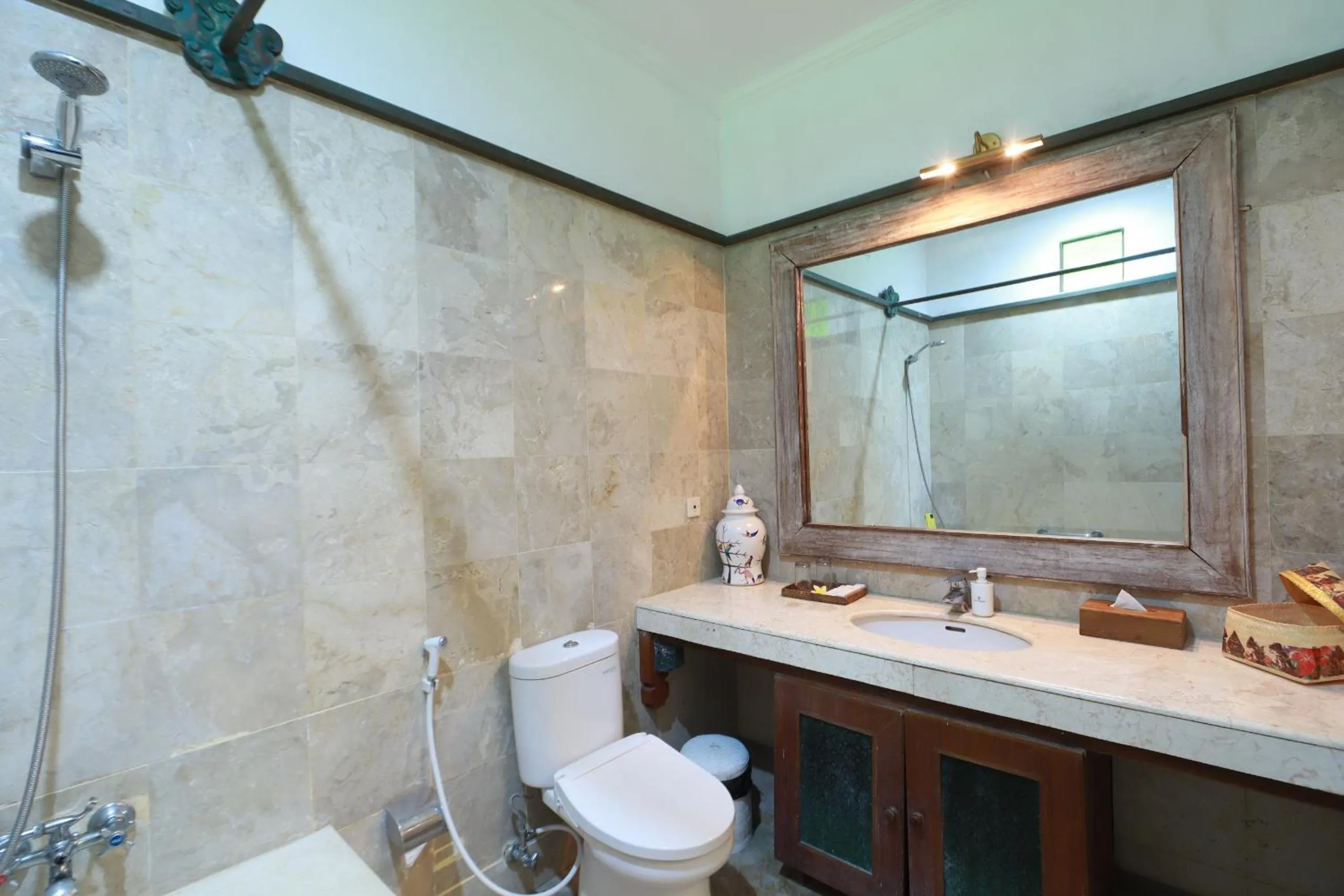 Bathroom in Alam Puri Art Museum and Villas