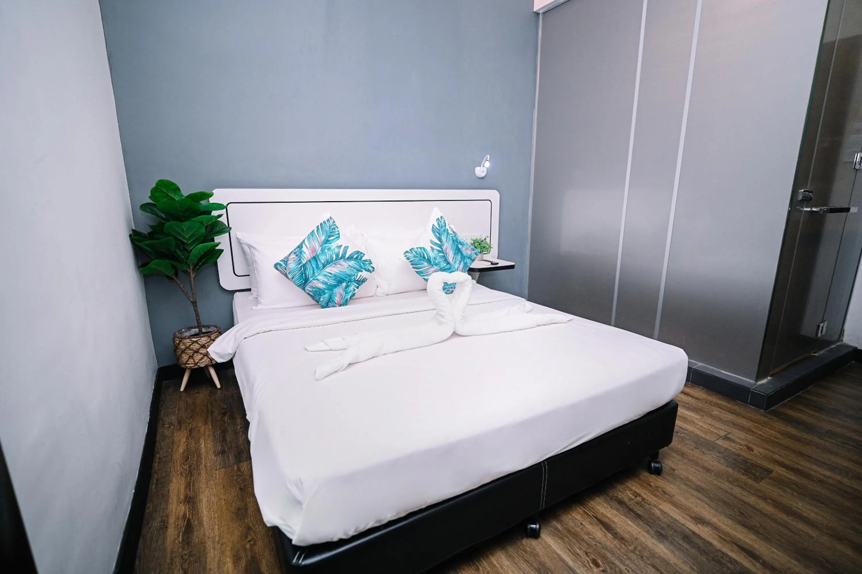 Standard Queen Room in Swing & Pillows - Kota Kemuning Selangor