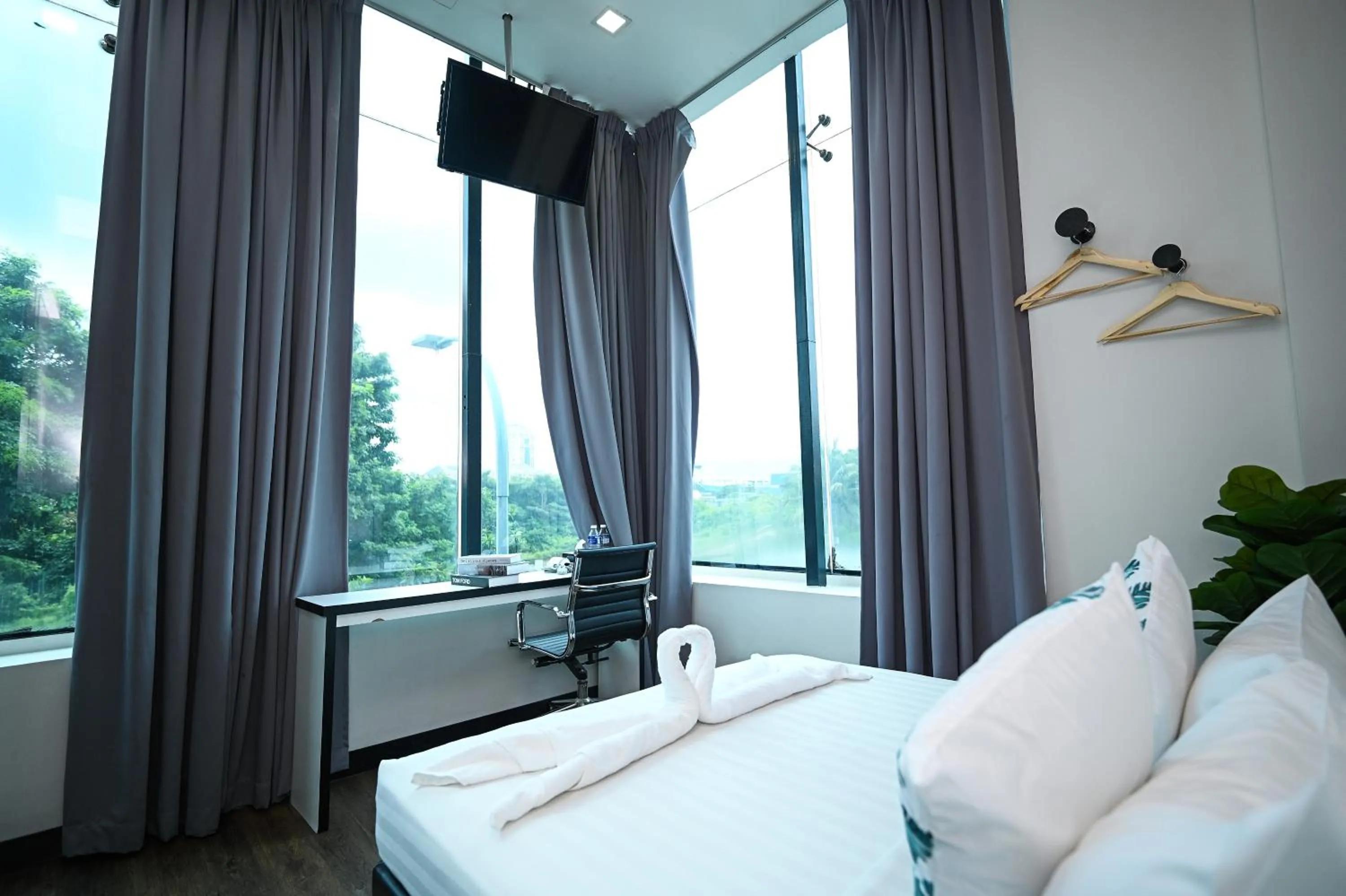 Deluxe Queen Room in Swing & Pillows - Kota Kemuning Selangor