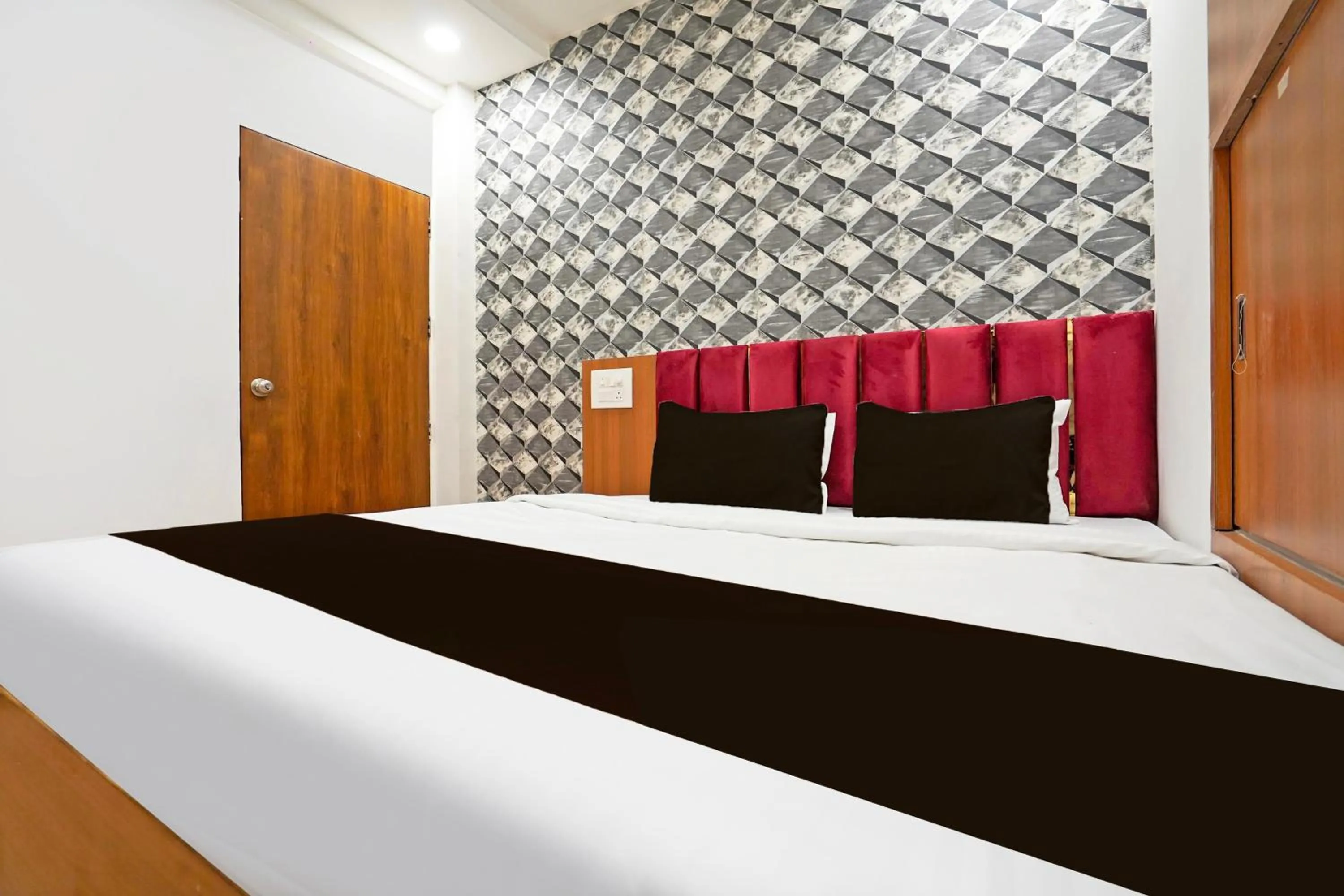 Bedroom, Bed in Super Hotel O Sunshine Villa