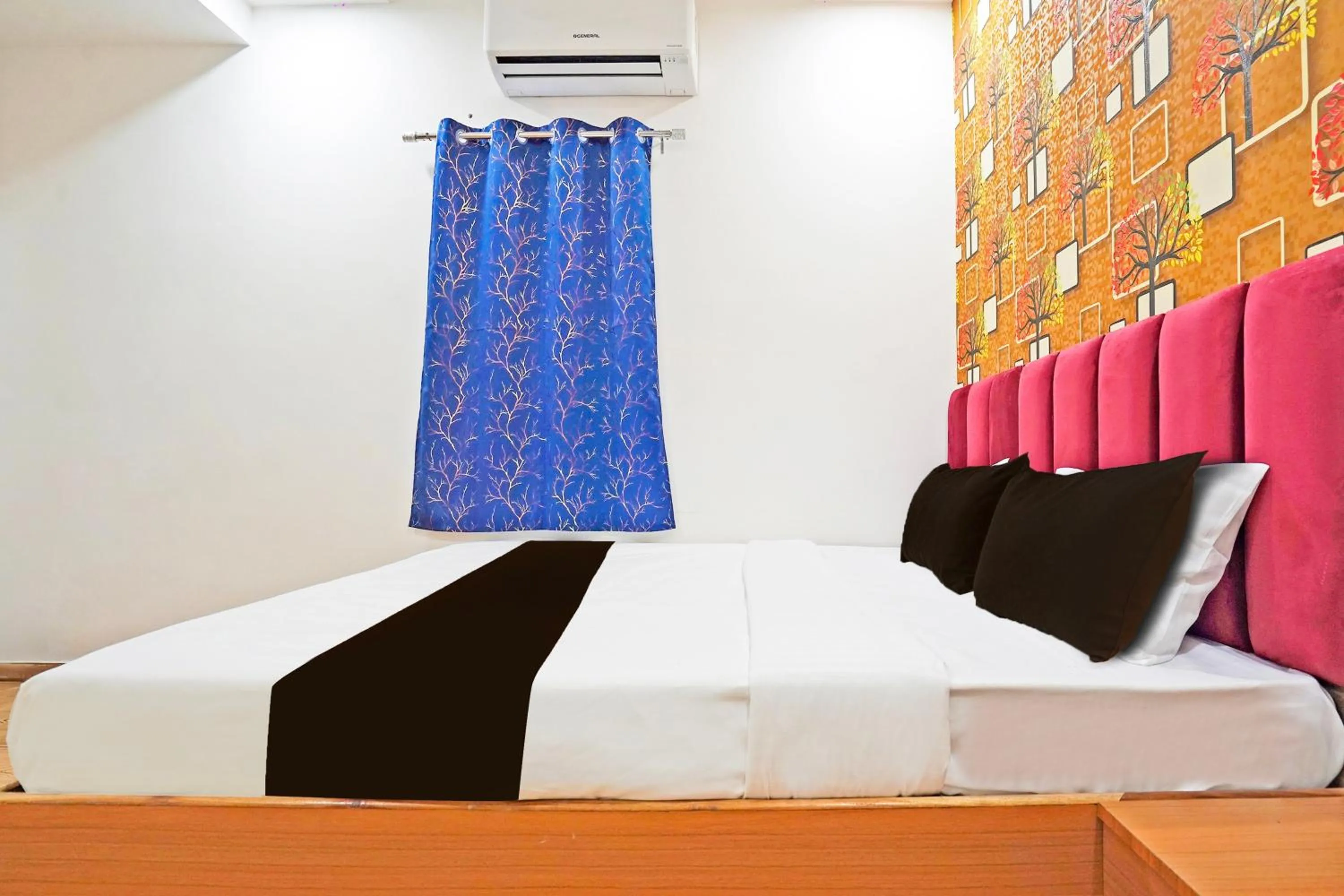 Bedroom, Bed in Super Hotel O Sunshine Villa