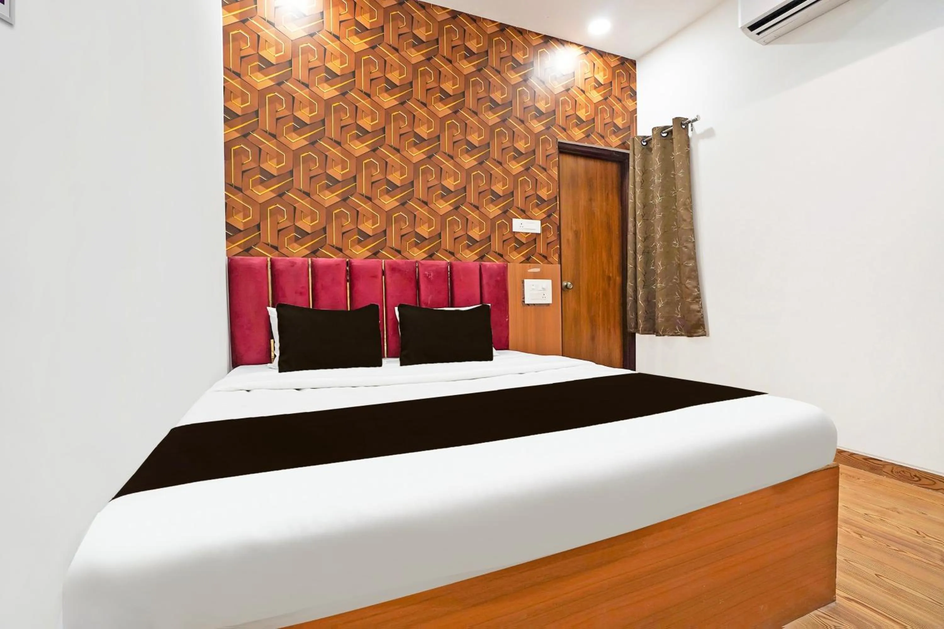 Bedroom, Bed in Super Hotel O Sunshine Villa