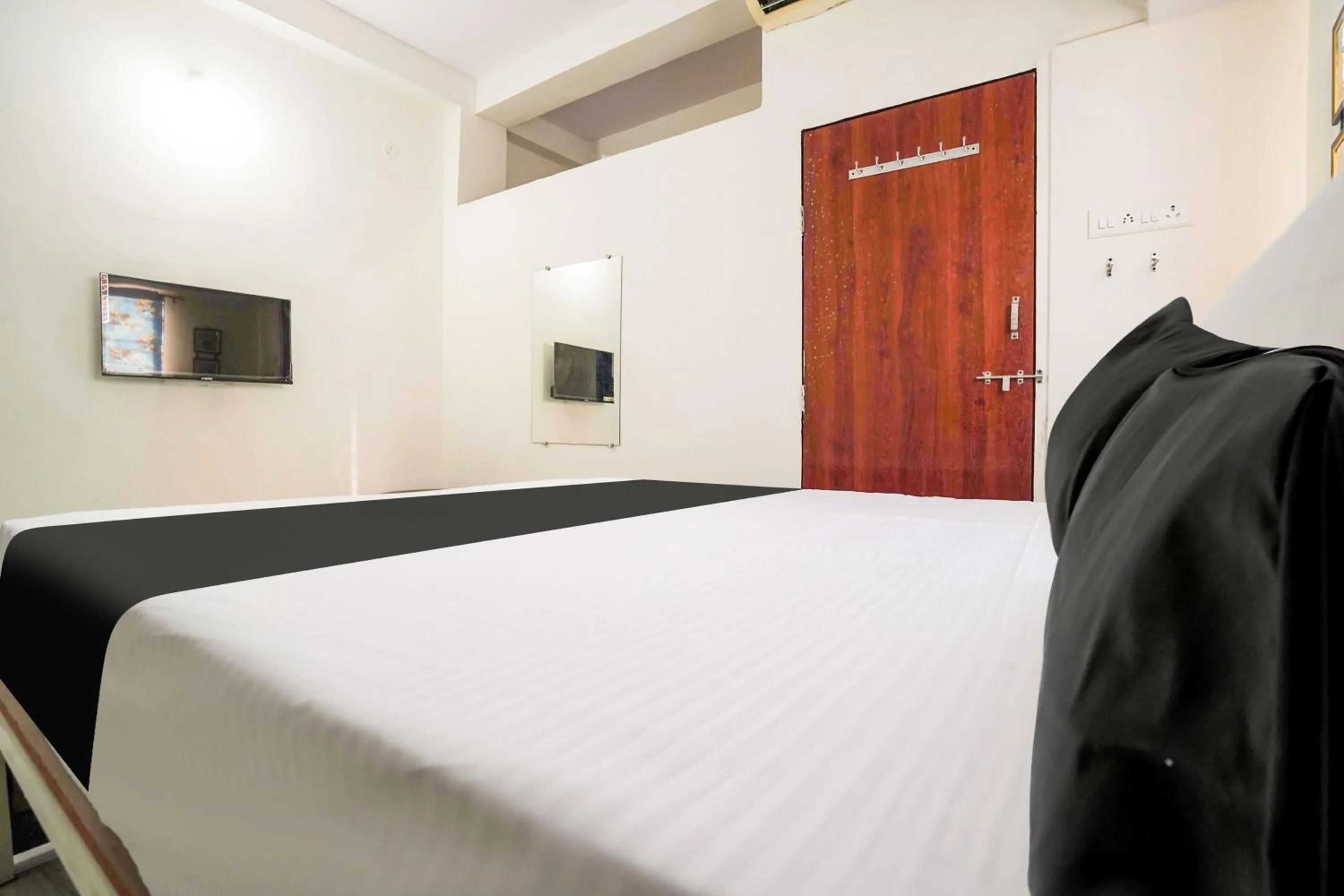 Bedroom, Bed in Hotel O CROWN