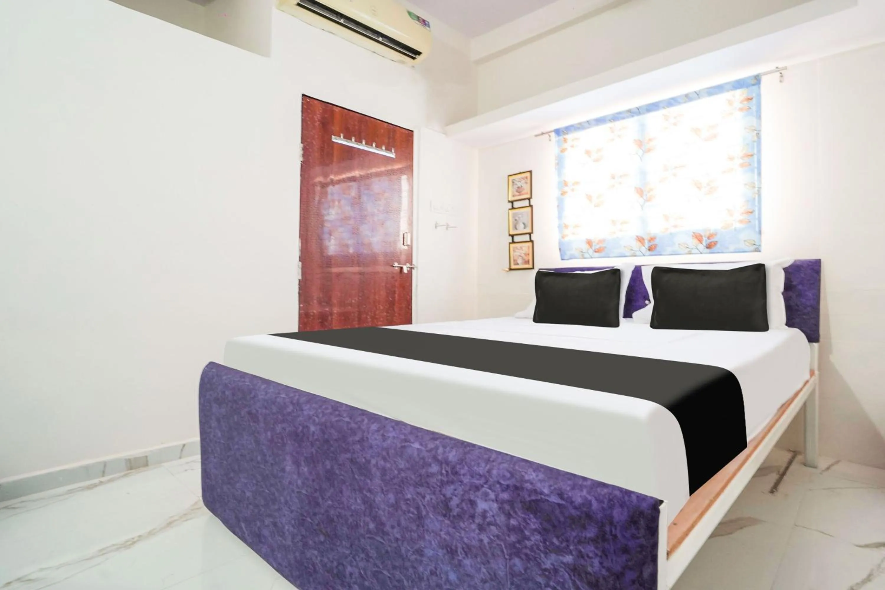 Bedroom, Bed in Hotel O CROWN