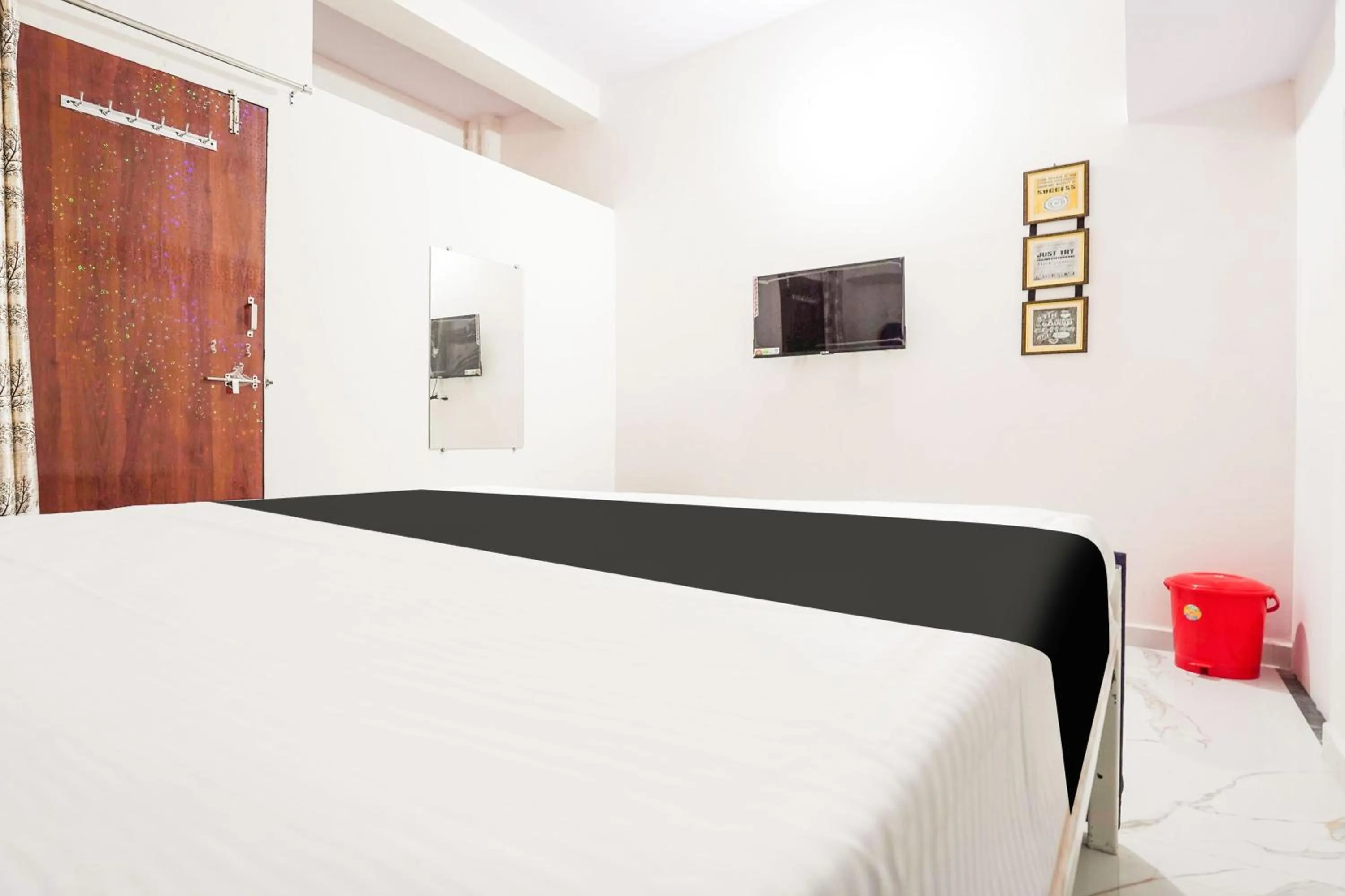 Bedroom, Bed in Hotel O CROWN