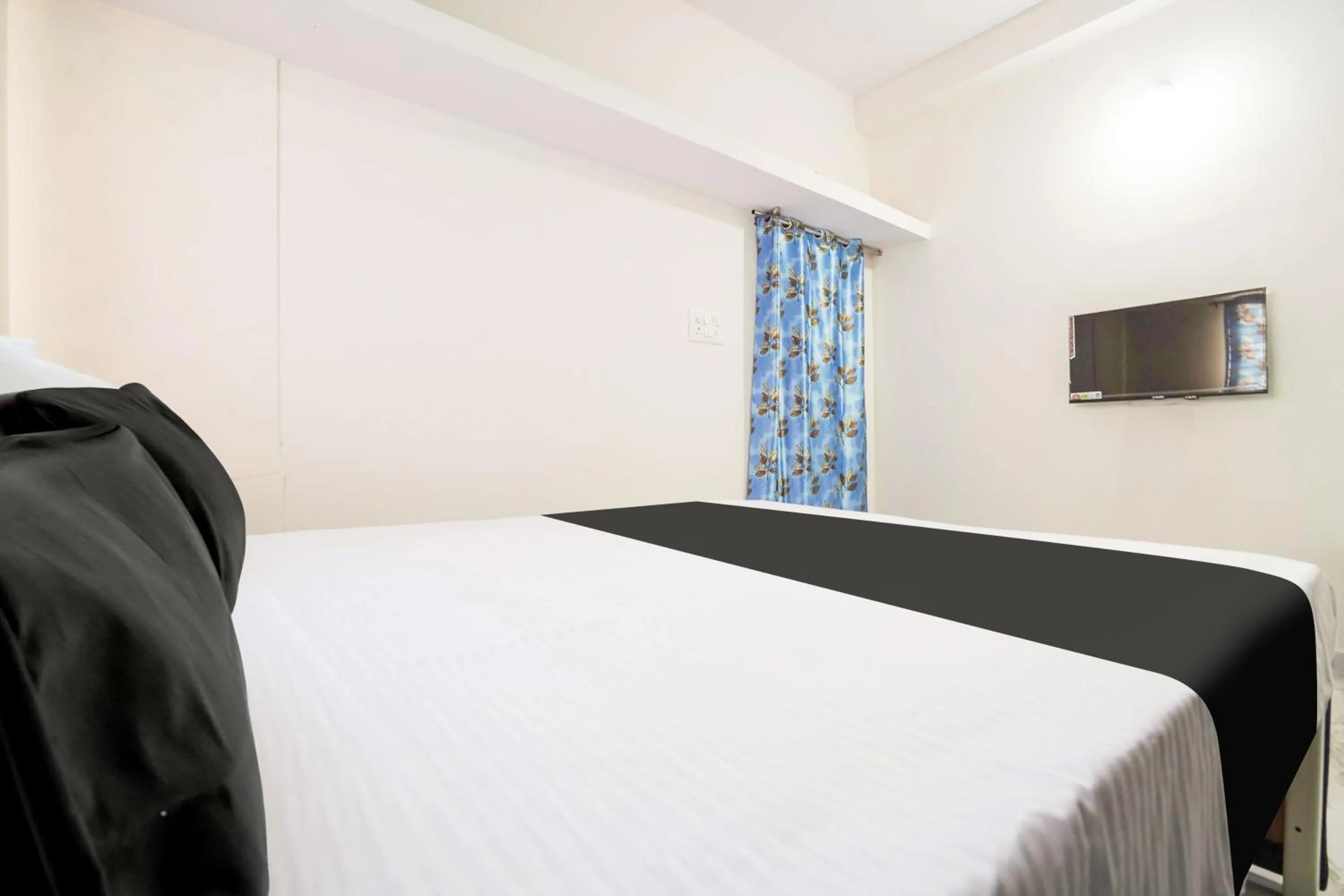 Bedroom, Bed in Hotel O CROWN