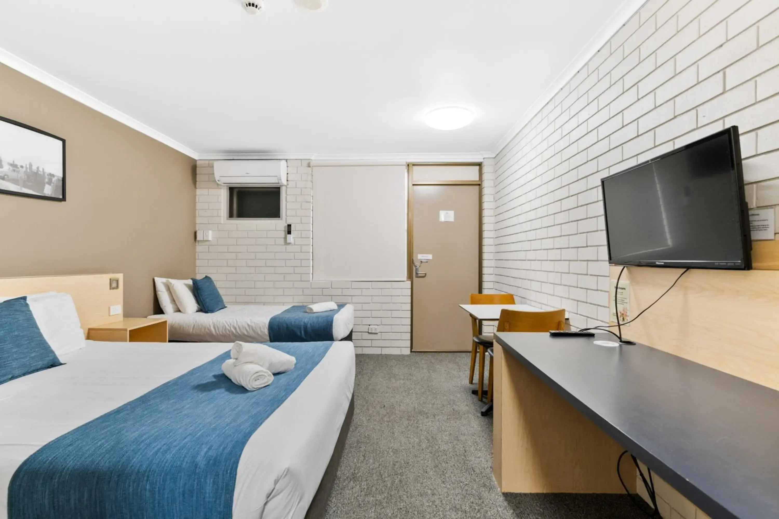 Triple Room with Private Bathroom in Morayfield Tavern Triple Room with Private Bathroom in Morayfield Tavern