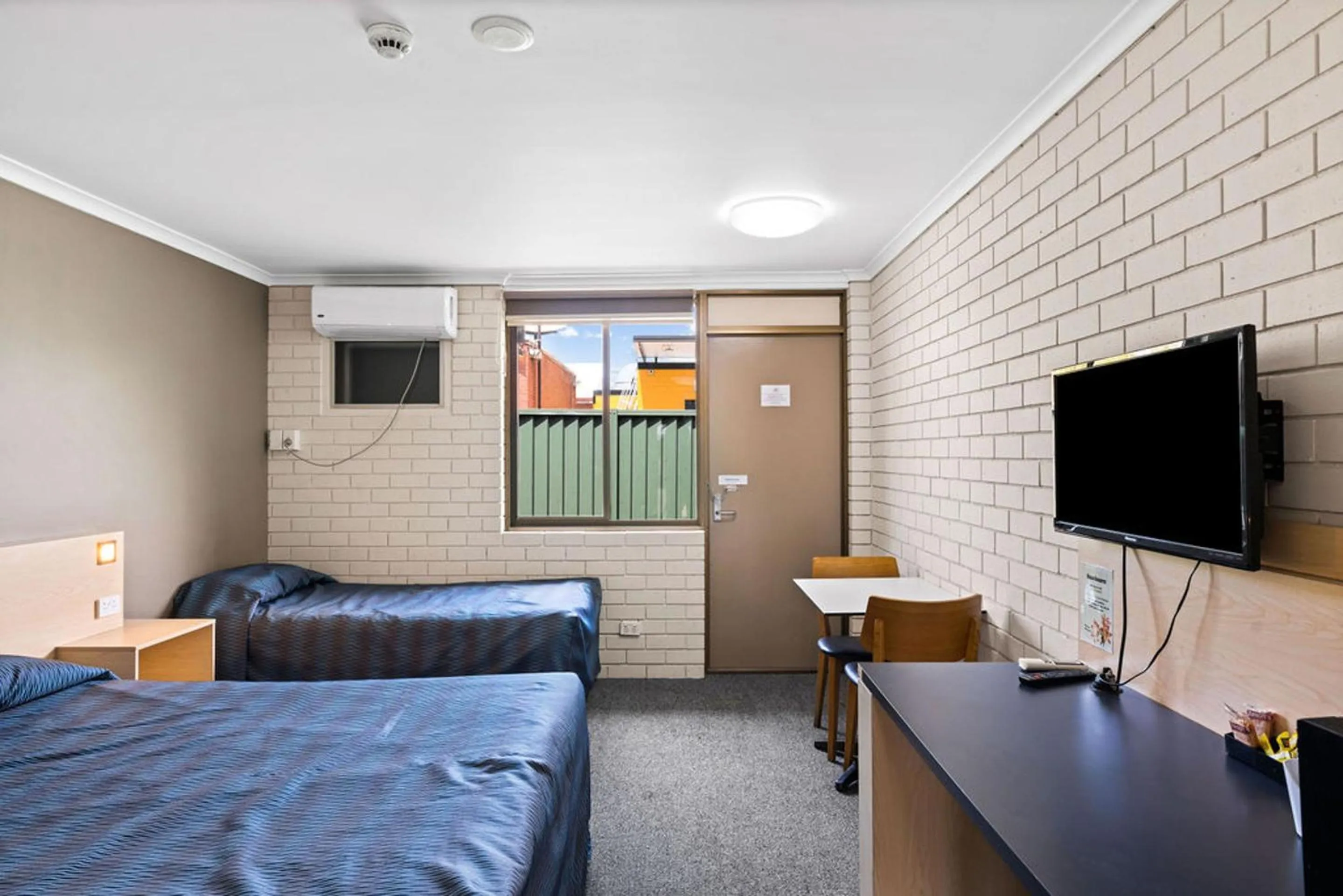 Triple Room with Private Bathroom in Morayfield Tavern