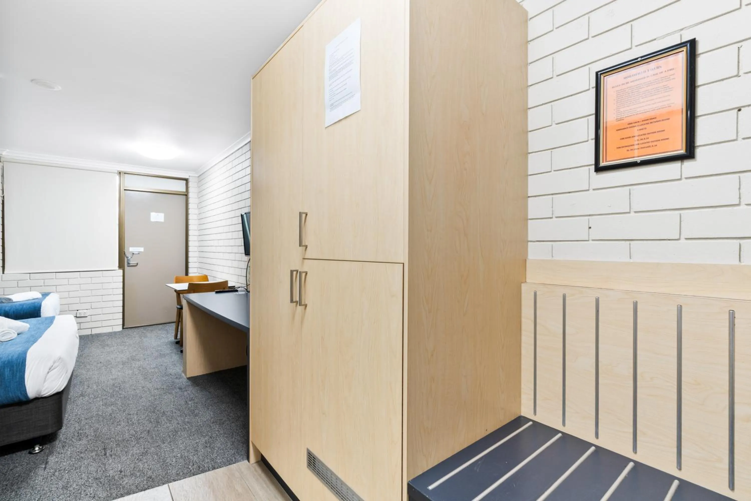 wardrobe, Bed in Morayfield Tavern