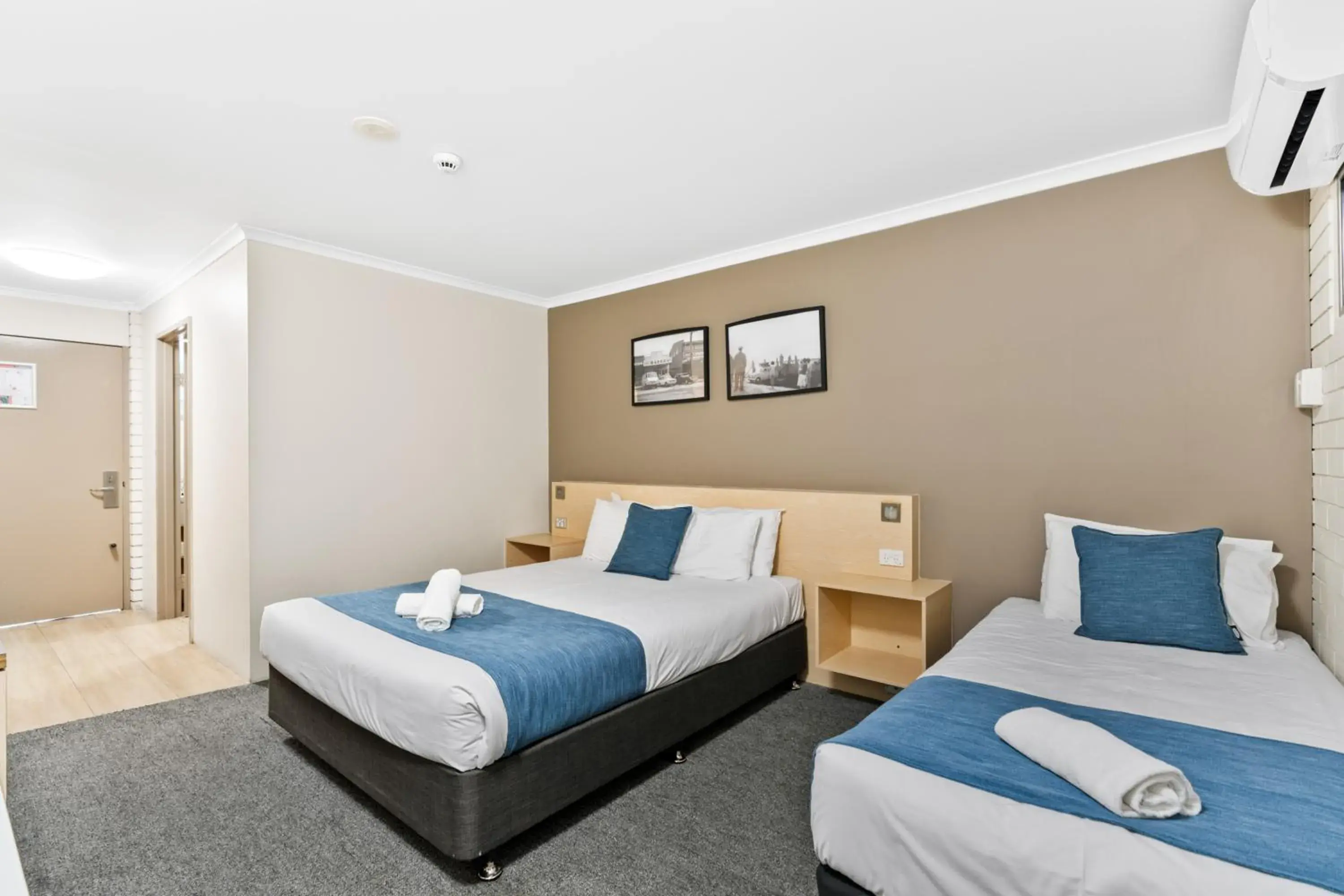 Triple Room with Private Bathroom in Morayfield Tavern Triple Room with Private Bathroom in Morayfield Tavern