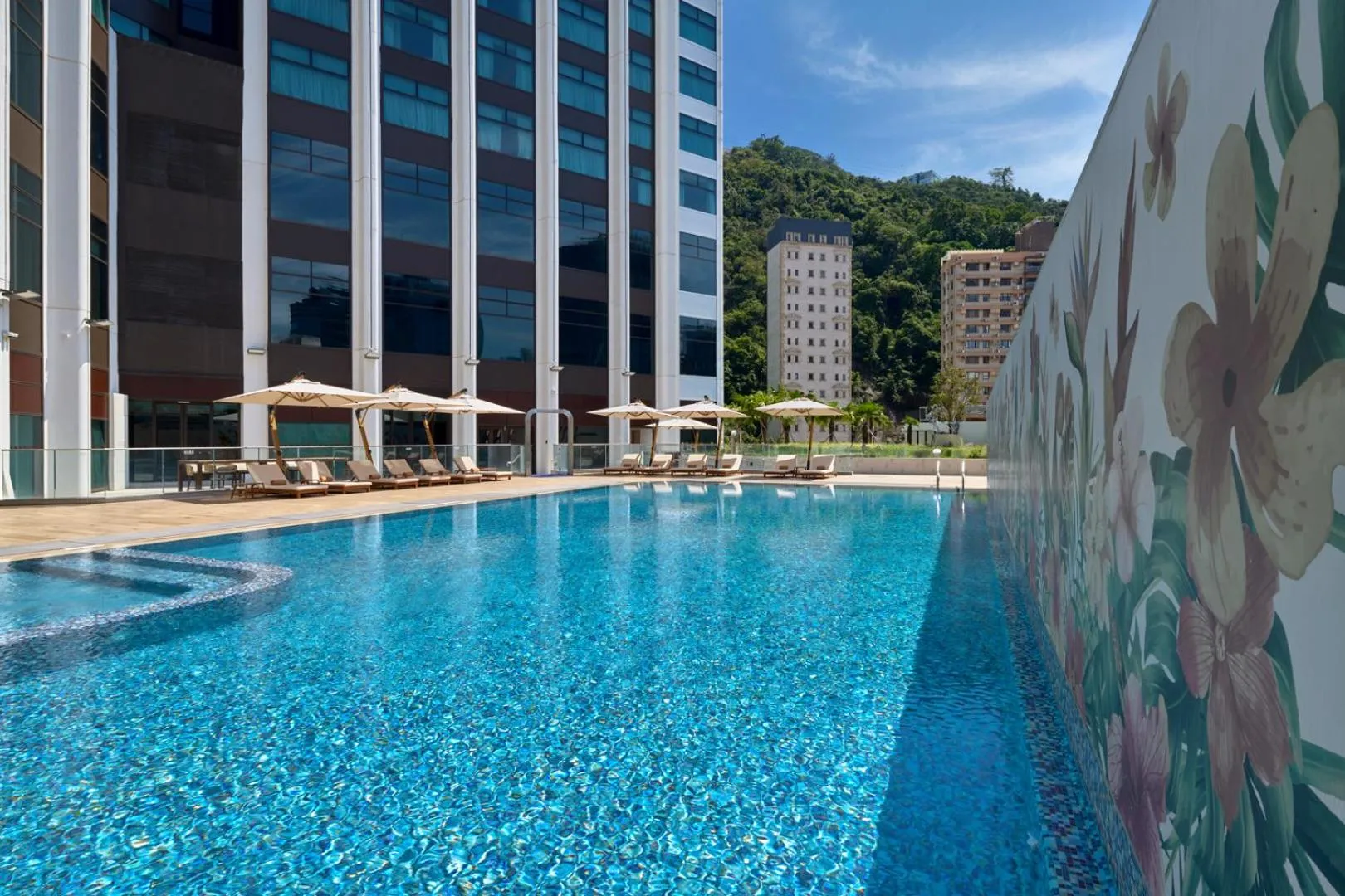 Swimming pool in Hopewell Hotel