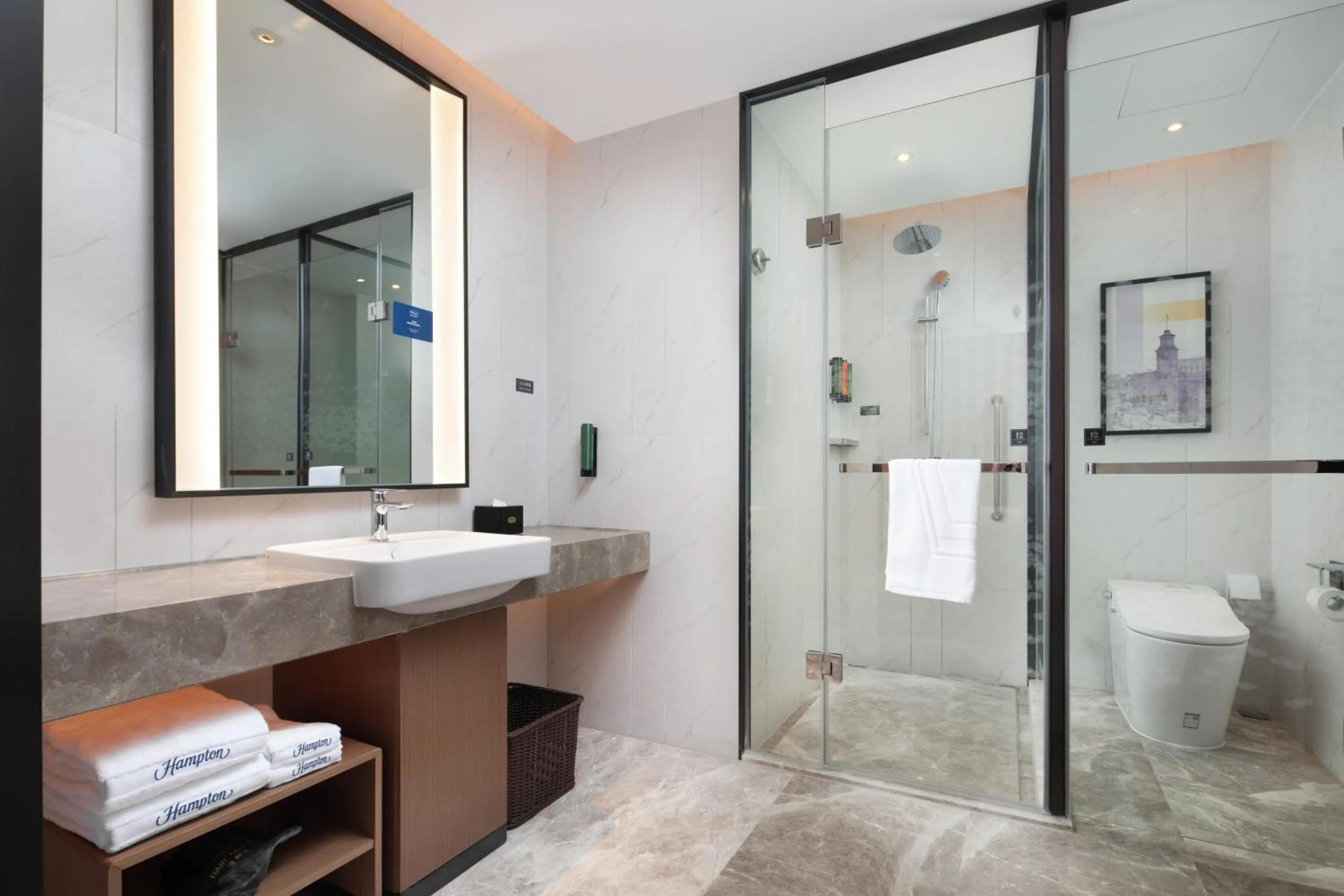 Shower in Hilton Hotel by Hampton Wuhan Zhongnan Street Branch